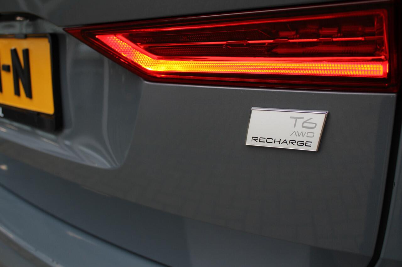 Volvo XC60 2.0 T6 Plug-in hybrid AWD Plus Dark | Incl. 12 maanden Garantie | Panorama dak | Keyless entry/start | Achteruitrijcamera | Elektrische kofferbakklep | Memory stand stoelen | Adaptive cruise | Apple CarPlay/Android Auto | Climate controle | Draadloze tele