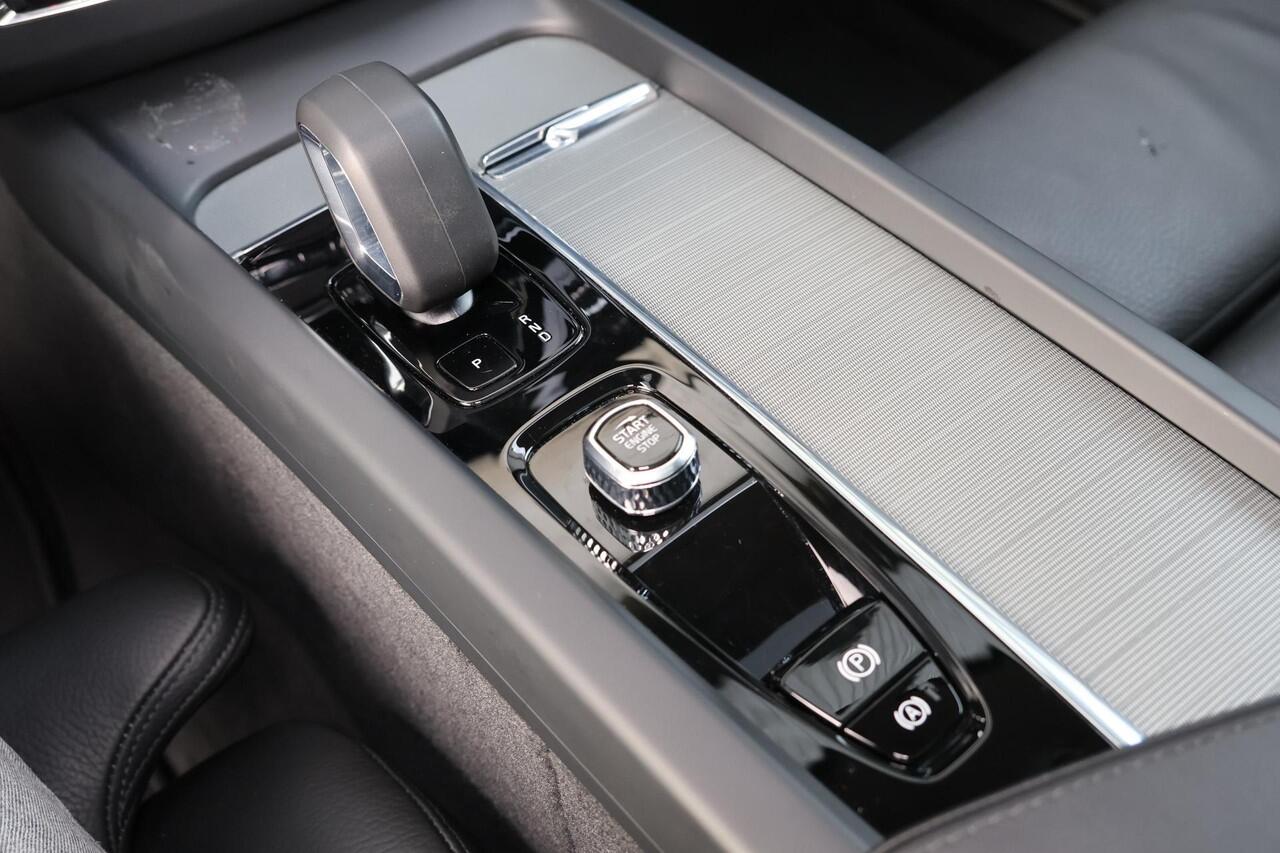 Volvo XC60 T6 Plug-in Hybrid AWD Plus Bright - LONG RANGE - Panorama/schuifdak - IntelliSafe Assist & Surround - 360º Camera - Harman/Kardon audio - Adaptieve LED koplampen - Verwarmde voorstoelen, stuur & achterbank - Parkeersensoren voor & achter - Elektr. bedienb