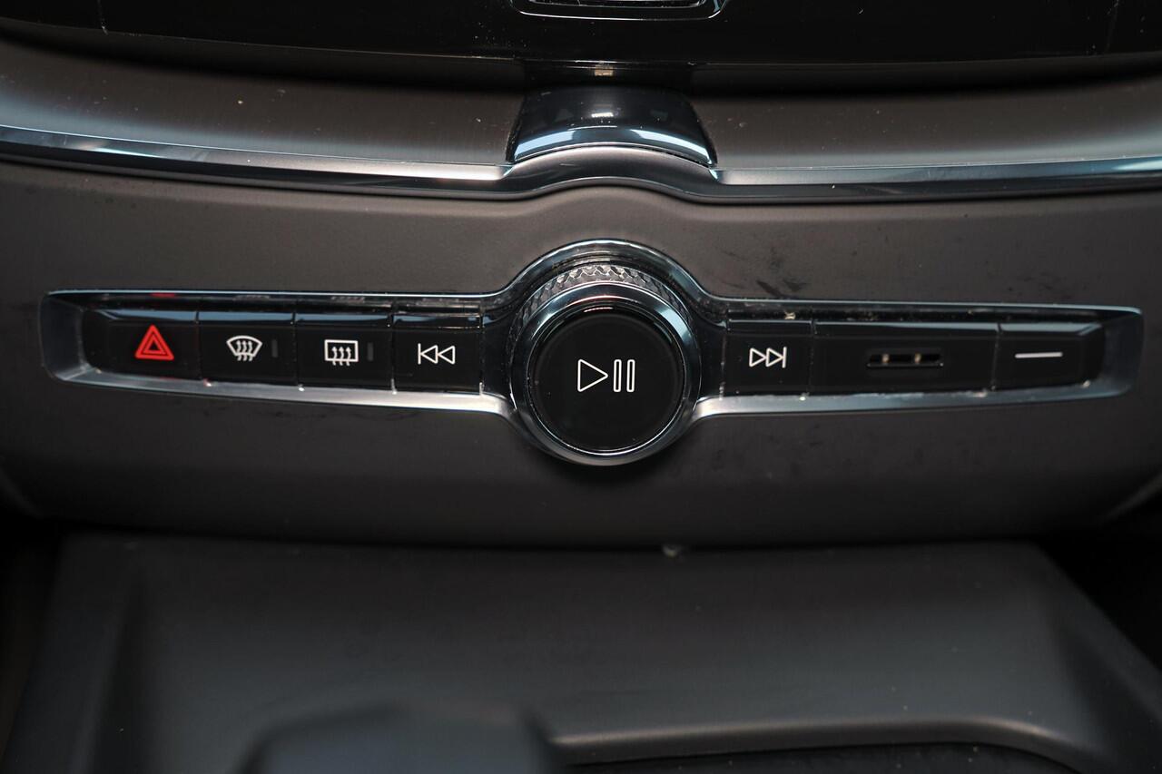 Volvo XC60 T6 Recharge AWD Core Bright - Panorama/schuifdak - IntelliSafe Assist - Adaptieve LED koplampen - Parkeercamera achter - Verwarmde voorstoelen, stuur & achterbank - Parkeersensoren voor & achter - Draadloze tel. lader - Standkachel - Extra getint glas - E