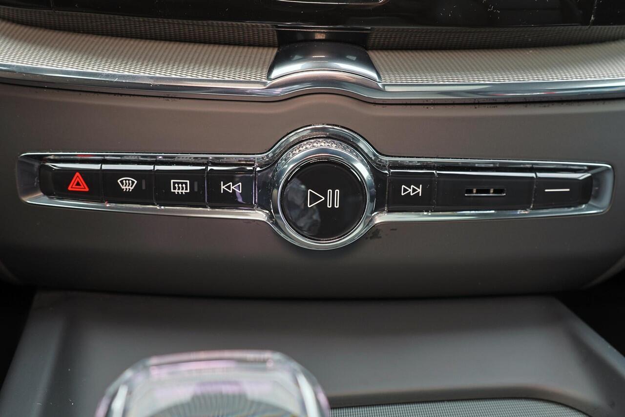 Volvo XC60 T6 Recharge AWD Ultra Black Edition - Luchtvering - B&W Audio - Panorama/schuifdak - IntelliSafe Assist & Surround - Massage Ventilatie stoelen - 360º Camera - Adaptieve LED koplampen - Nappa leder - Verwarmde voorstoelen, stuur & achterbank - Parkeersens