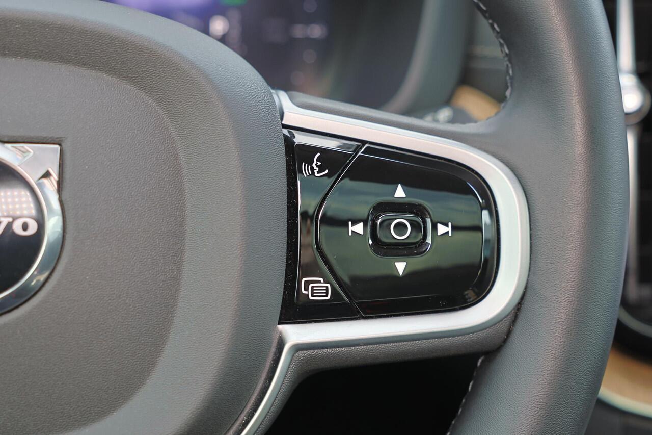 Volvo XC60 T6 Recharge AWD Ultra Dark - Panorama/schuifdak - IntelliSafe Assist & Surround - 360º Camera - Harman/Kardon audio - Adaptieve LED koplampen - Verwarmde voorstoelen, stuur & achterbank - Parkeersensoren voor & achter - Elektr. bedienb. voorstoelen met ge