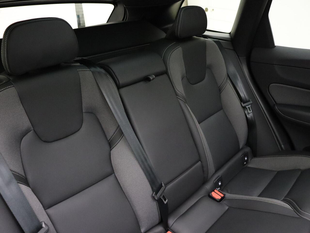 Volvo XC60 T6 350pk Plug-in hybrid AWD Plus Dark / Harman en Kardon audio / Contourstoelen / Panorama dak / Camera voor en achter / Elektrisch verstelbare stoelen /