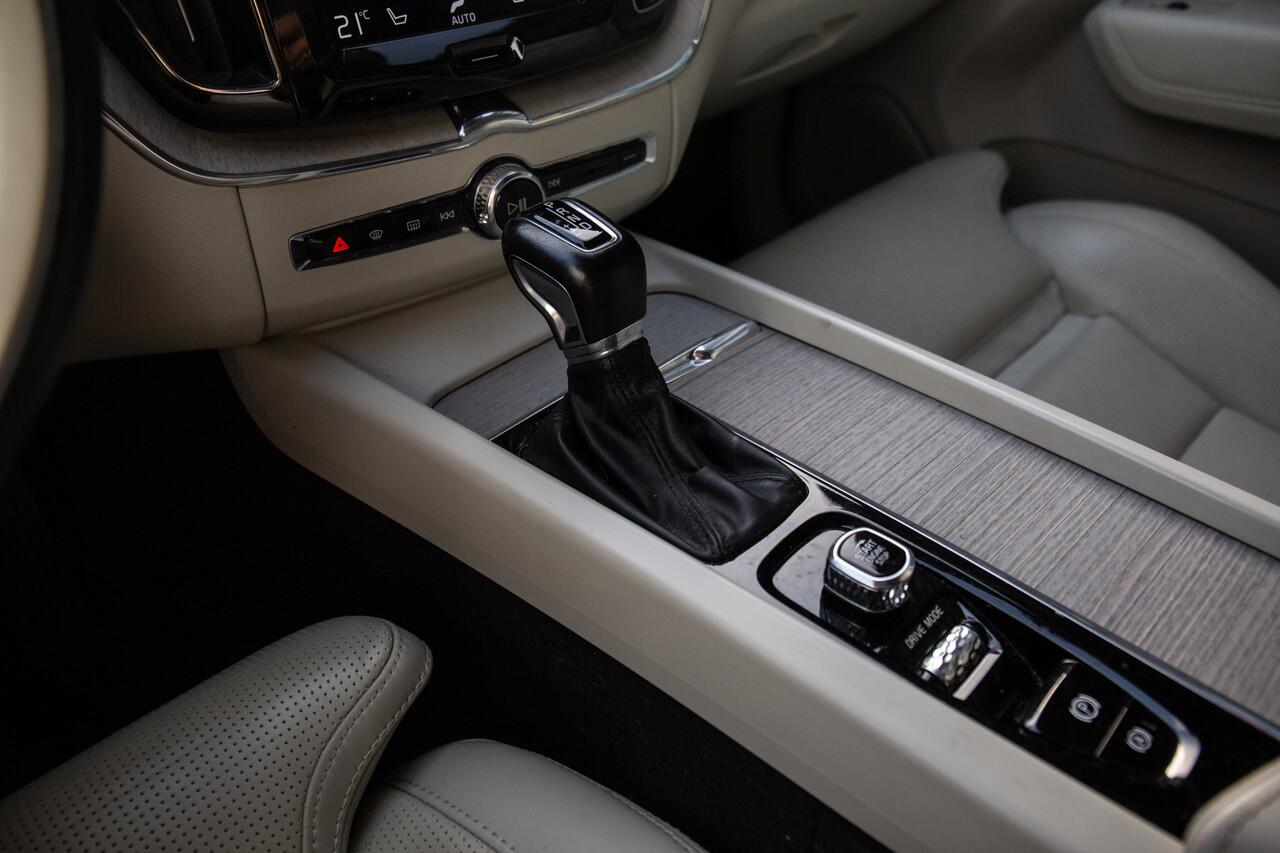 Volvo XC60 2.0 T5 Inscription , Luchtvering, Panoramadak, Trekhaak, Head-up Display,