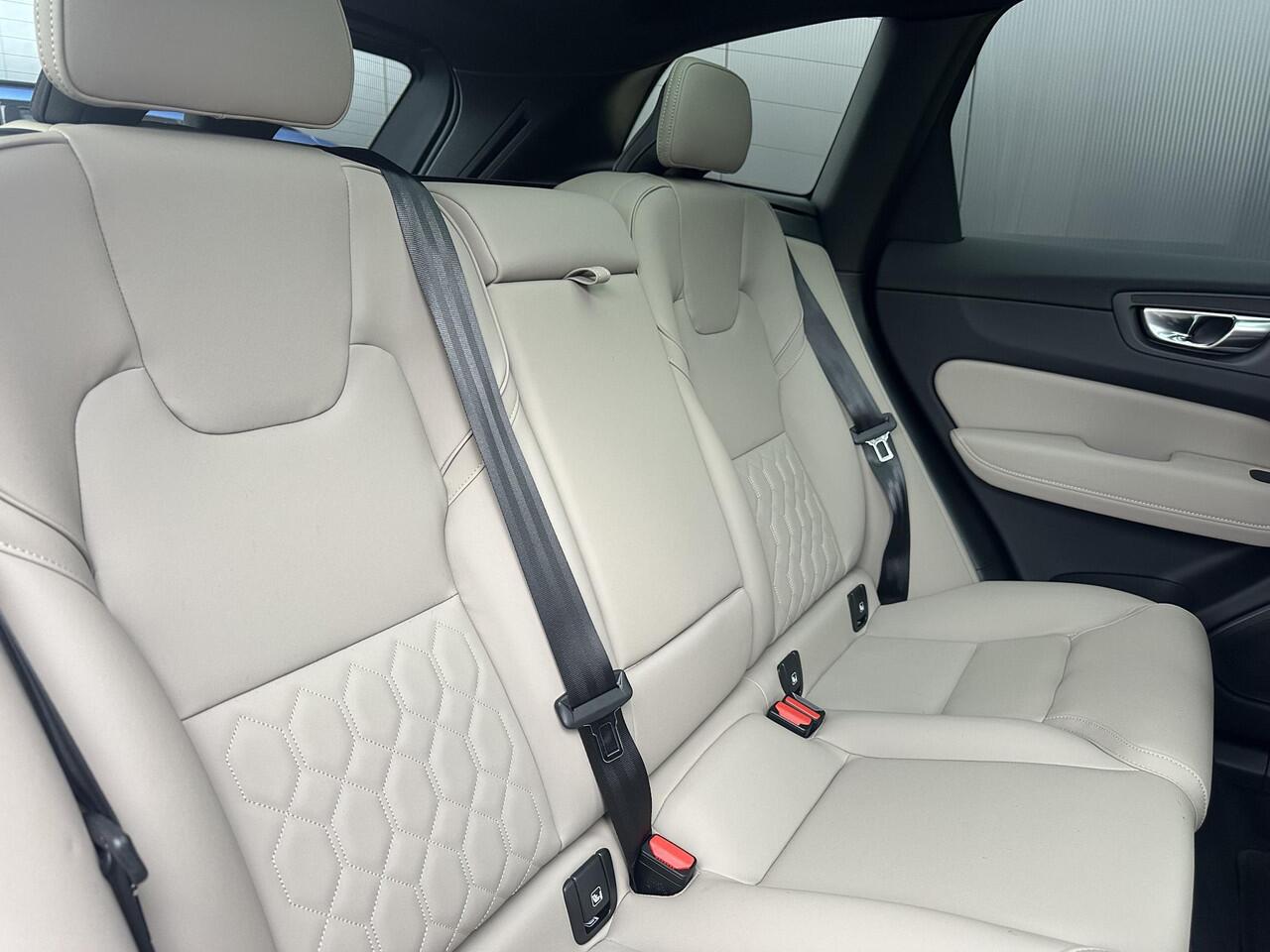 Volvo XC60 2.0 T6 Plug-in hybrid AWD Plus Dark 360 Camera / Head-up display / Harman Kardon audio / Panorama dak / stoel- en stuurverwarming / leer