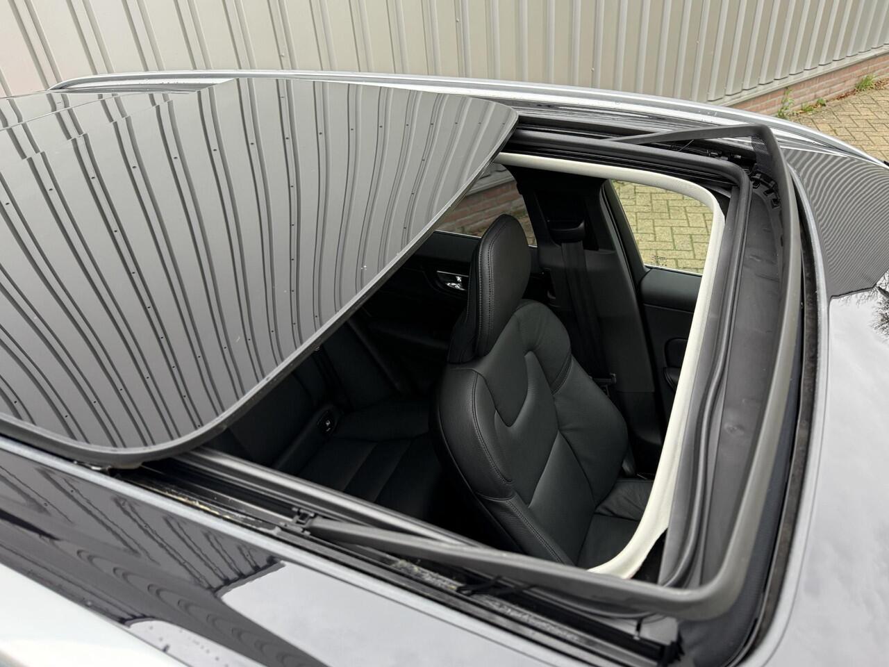 Volvo XC60 2.0 T8 Plug-in hybrid AWD Ultimate Bright | Schuif/kanteldak| Head-up Display| 360-camera| Gelaagd Glas | Trekhaak |