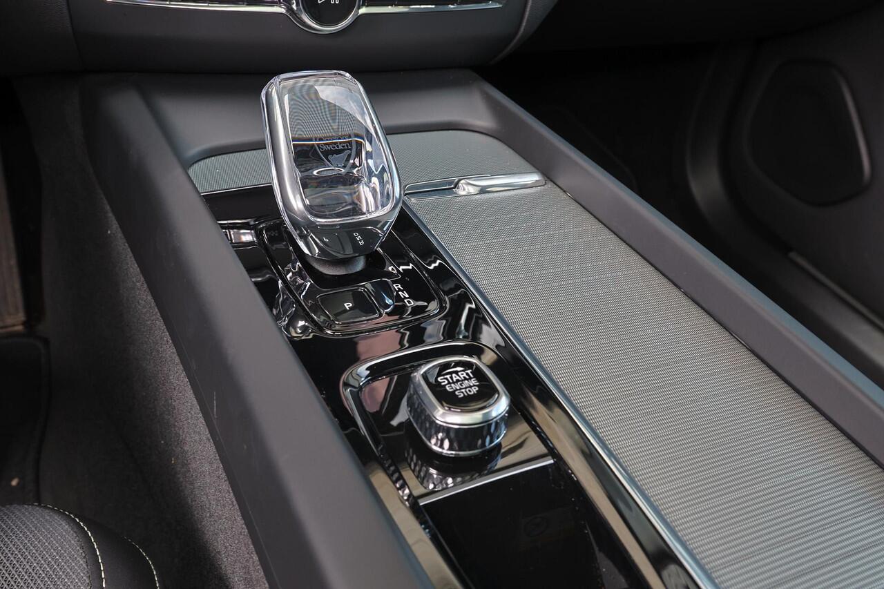 Volvo XC60 T6 Recharge AWD Plus Black Edition - Luchtvering - Panorama/schuifdak - IntelliSafe Assist & Surround - 360º Camera - Harman/Kardon audio - Adaptieve LED koplampen - Verwarmde voorstoelen, stuur & achterbank - Parkeersensoren voor & achter - Elektr. bedie