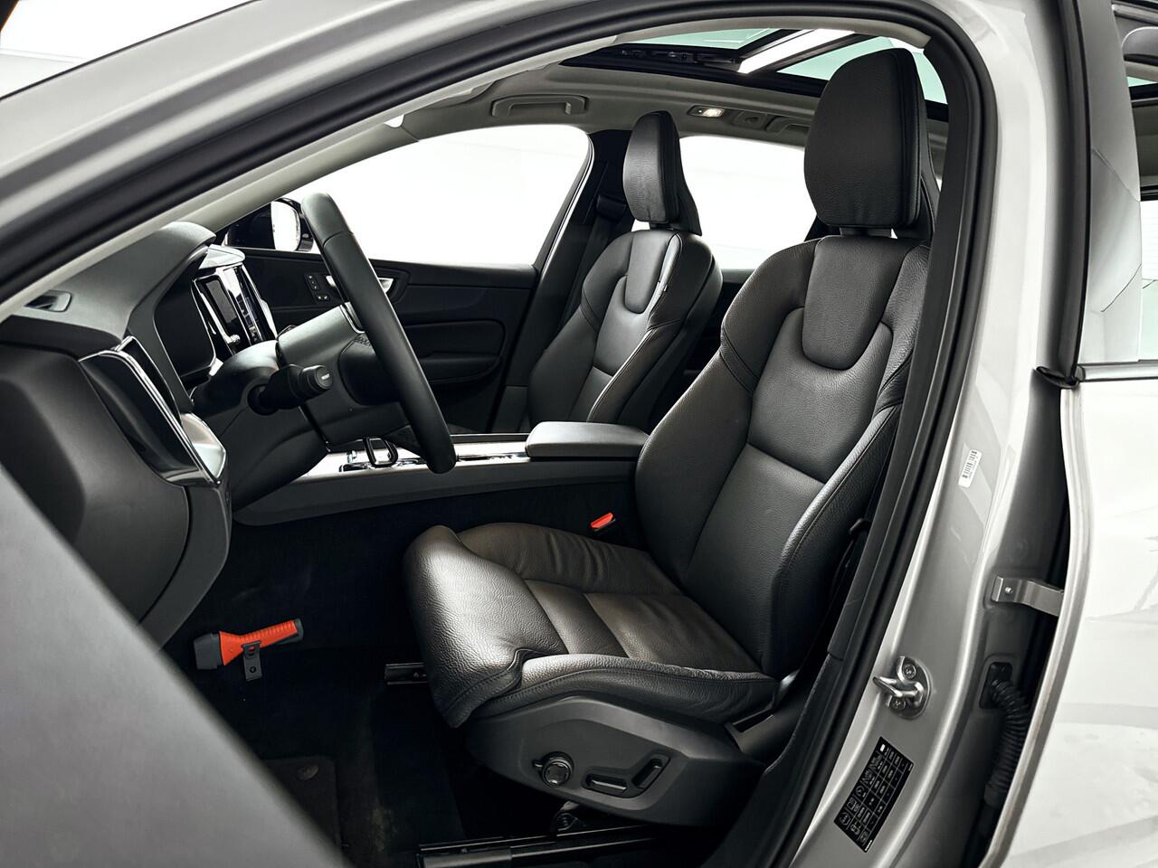 Volvo XC60 T6 Aut. Plug-in hybrid AWD Plus Dark | Panoramadak | 360° camera | Stoel- en stuurverwarming | Trekhaak