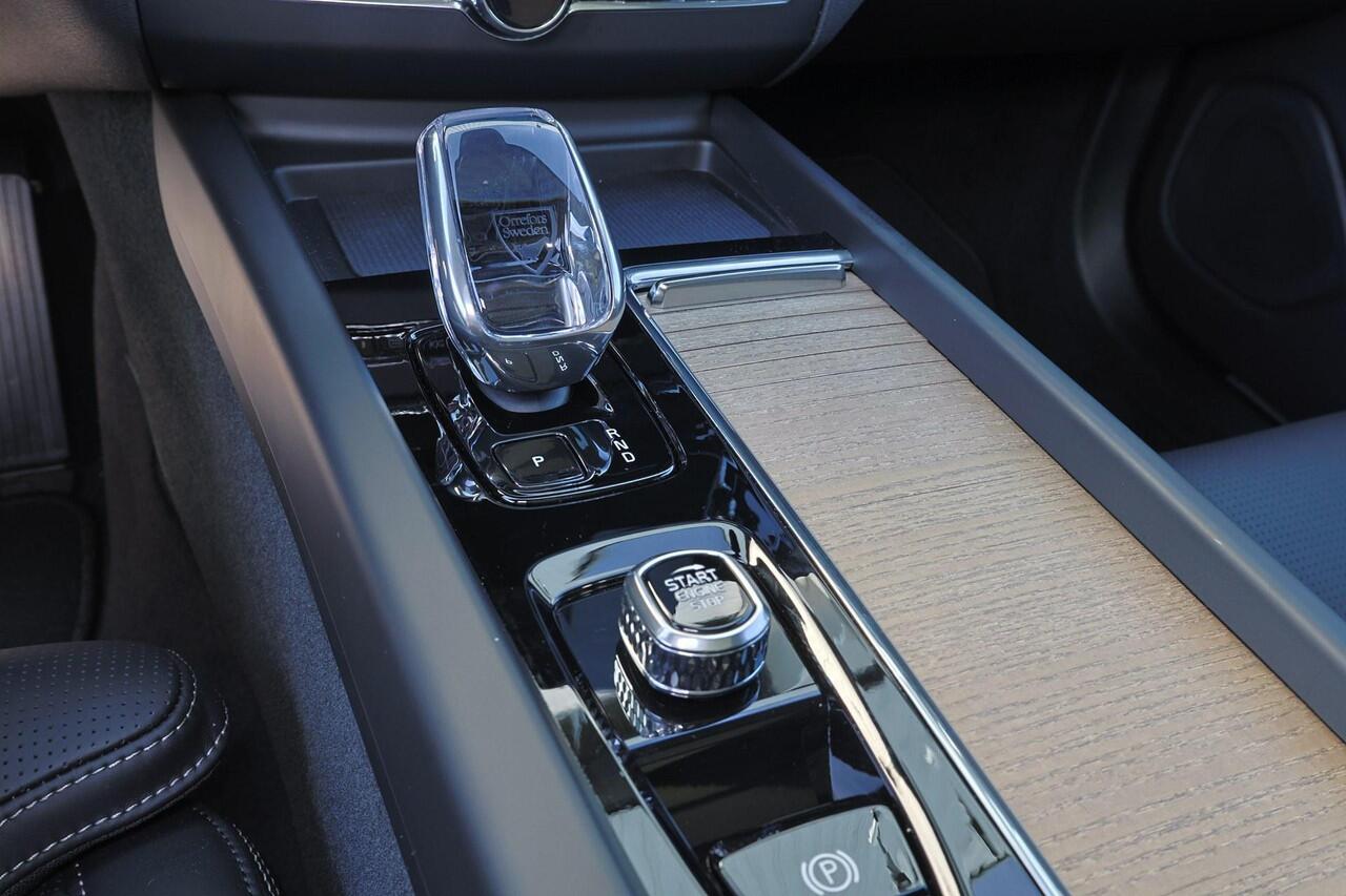 Volvo XC60 T8 Recharge AWD Ultra Dark - Panorama/schuifdak - IntelliSafe Assist & Surround - 360º Camera - Harman/Kardon audio - Adaptieve LED koplampen - Verwarmde voorstoelen, stuur & achterbank - Parkeersensoren voor & achter - Elektr. bedienb. voorstoelen met ge