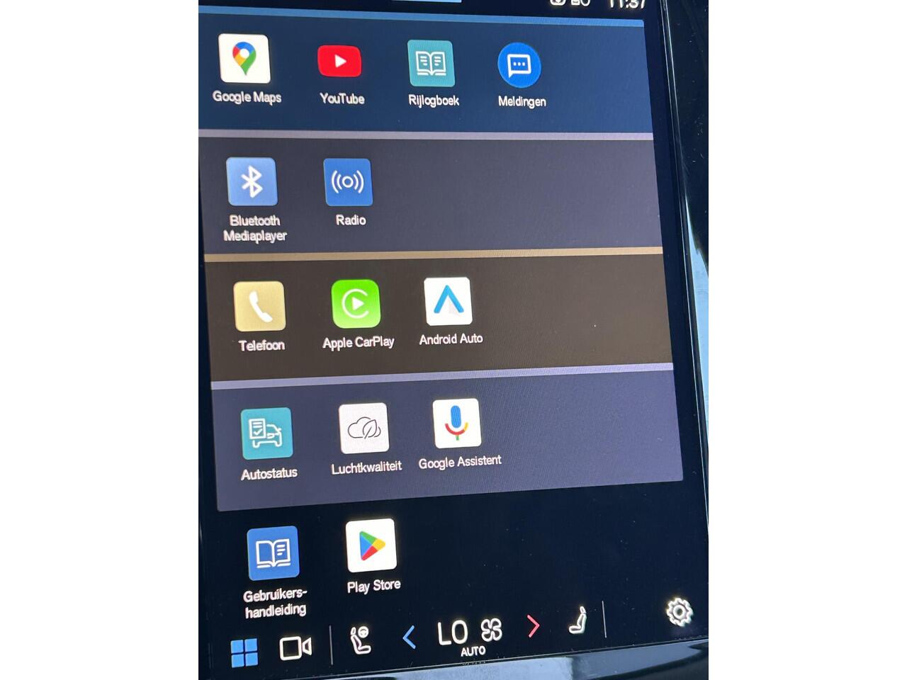 Volvo XC60 2.0 T6 Plug-in hybrid AWD Ultra Dark Luchtvering / Head-up display / 360 camera / panorama dak / trekhaak / 20 inch wielen / stoel- en stuurverwarming / Harman Kardon audio