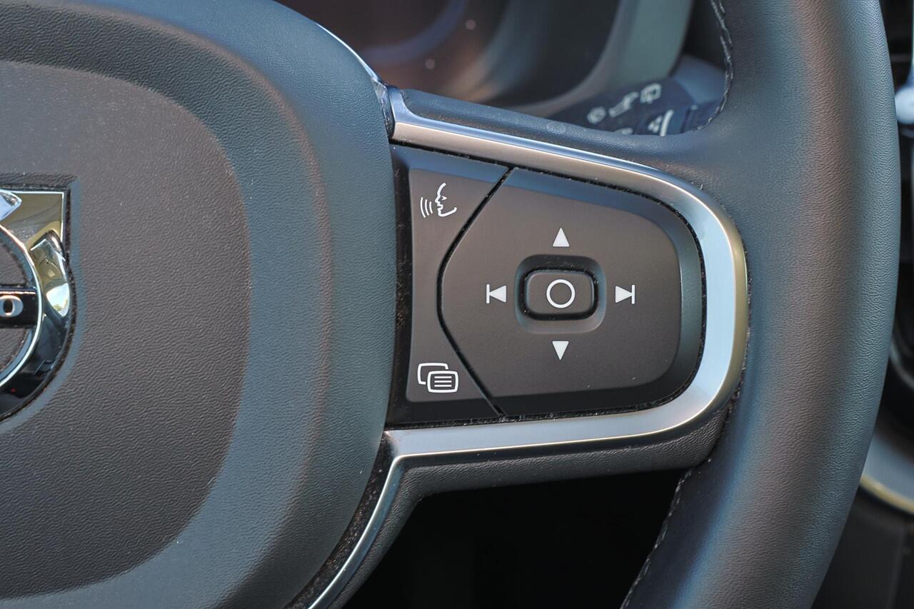 Volvo XC60 T6 Recharge AWD Core Bright - Panorama/schuifdak - IntelliSafe Assist - Adaptieve LED koplampen - Parkeercamera achter - Verwarmde voorstoelen, stuur & achterbank - Parkeersensoren voor & achter - Draadloze tel. lader - Standkachel - Extra getint glas - E