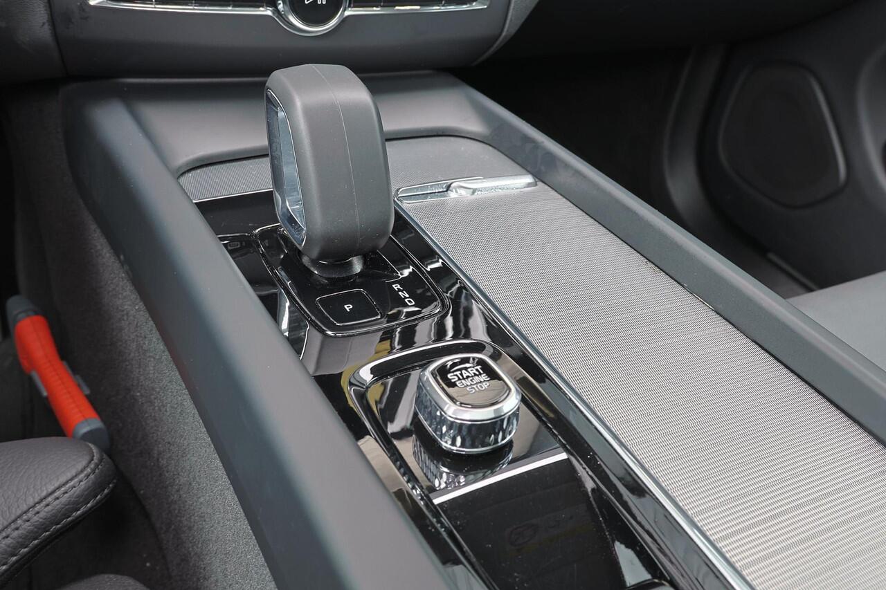 Volvo XC60 T6 Recharge AWD Plus Dark - Panorama/schuifdak - IntelliSafe Assist & Surround - 360º Camera - Verwarmde voorstoelen, stuur & achterbank - Parkeersensoren voor & achter - Elektr. bedienb. voorstoelen met geheugen - Draadloze tel. lader - Elektr. inklapbar