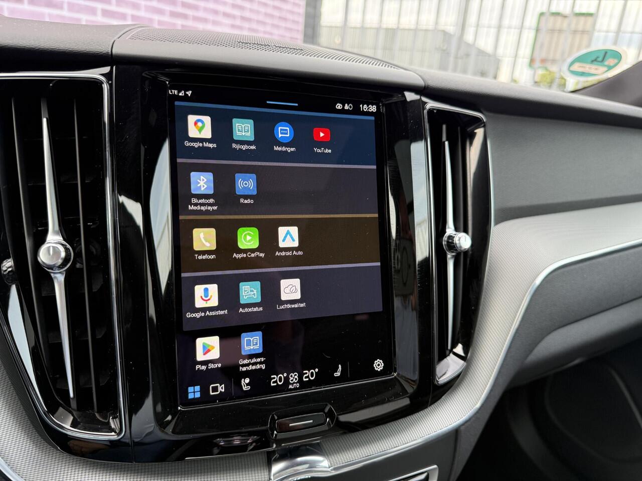 Volvo XC60 B4 D AWD Plus Dark | Google | Trekhaak | 2400KG Trekgewicht | Memory | Sportstoelen | Adaptieve Cruise |