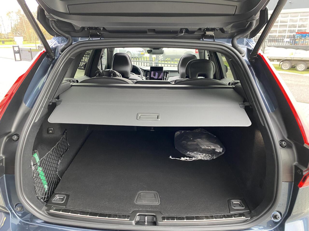 Volvo XC60 2.0 T6 Plug-in hybrid AWD Ultra Black Edition Facelift|HUD|360