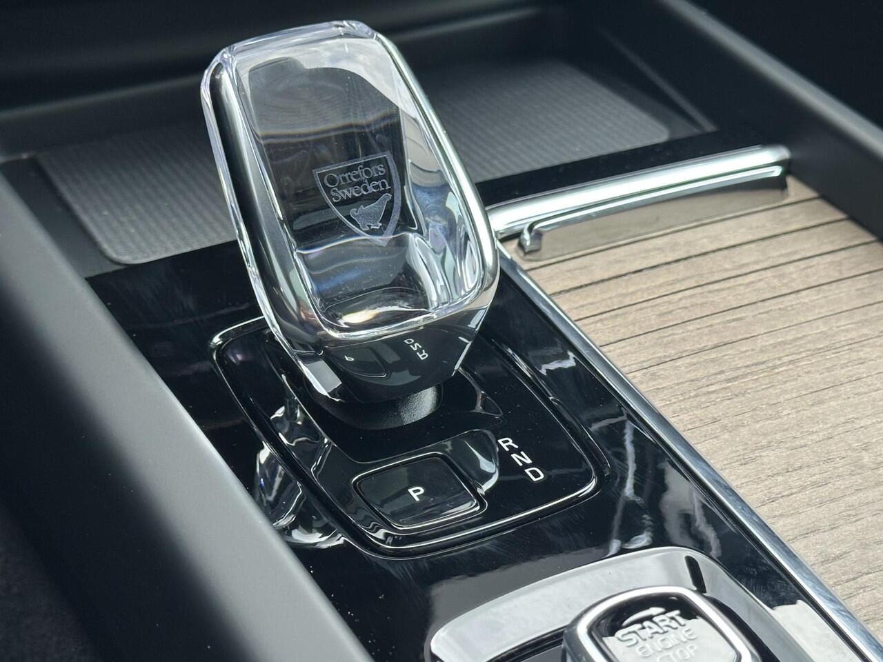 Volvo XC60 2.0 T6 Plug-in hybrid AWD Plus Dark 360 Camera / Head-up display / Harman Kardon audio / Panorama dak / stoel- en stuurverwarming / leer