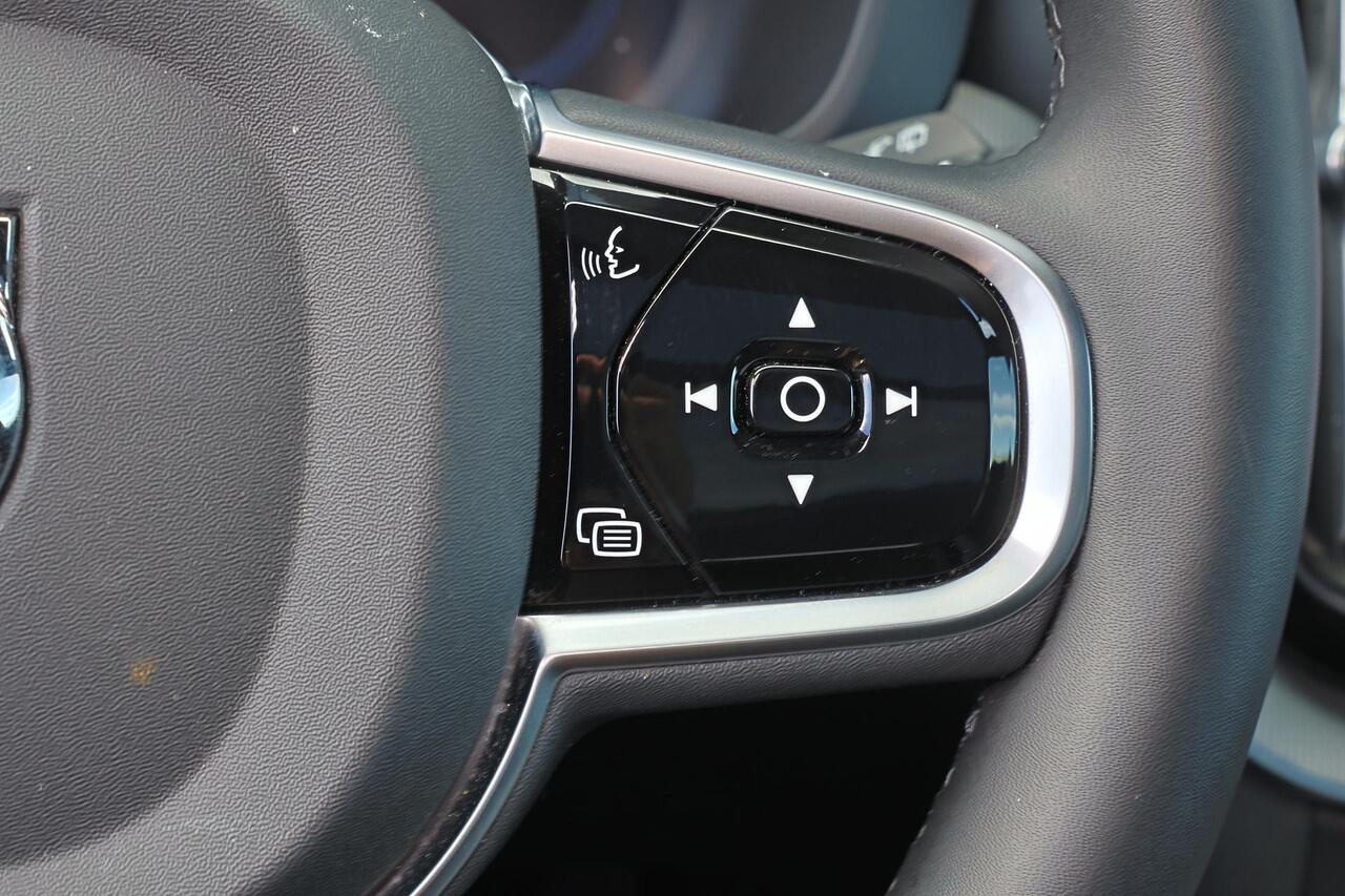 Volvo XC60 T6 Recharge AWD Plus Black Edition - Luchtvering - Panorama/schuifdak - IntelliSafe Assist & Surround - 360º Camera - Bowers & Wilkins audio - Adaptieve LED koplampen - Verwarmde voorstoelen, stuur & achterbank - Parkeersensoren voor & achter - Elektr. be