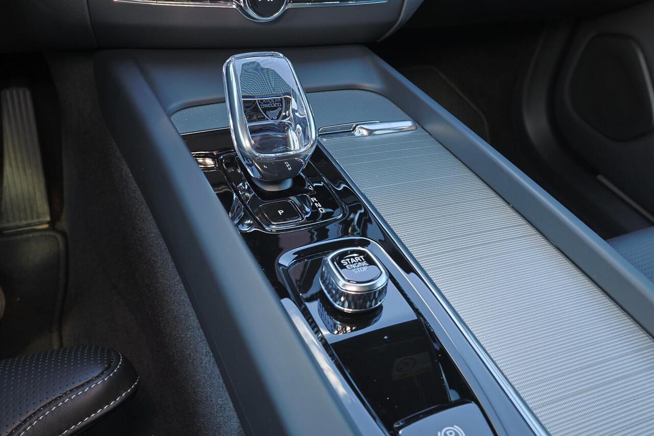 Volvo XC60 T8 Recharge AWD Plus Black Edition - Luchtvering - Panorama/schuifdak - IntelliSafe Assist & Surround - 360º Camera - Adaptieve LED koplampen - Verwarmde voorstoelen, stuur & achterbank - Parkeersensoren voor & achter - Elektr. bedienb. voorstoelen met ge