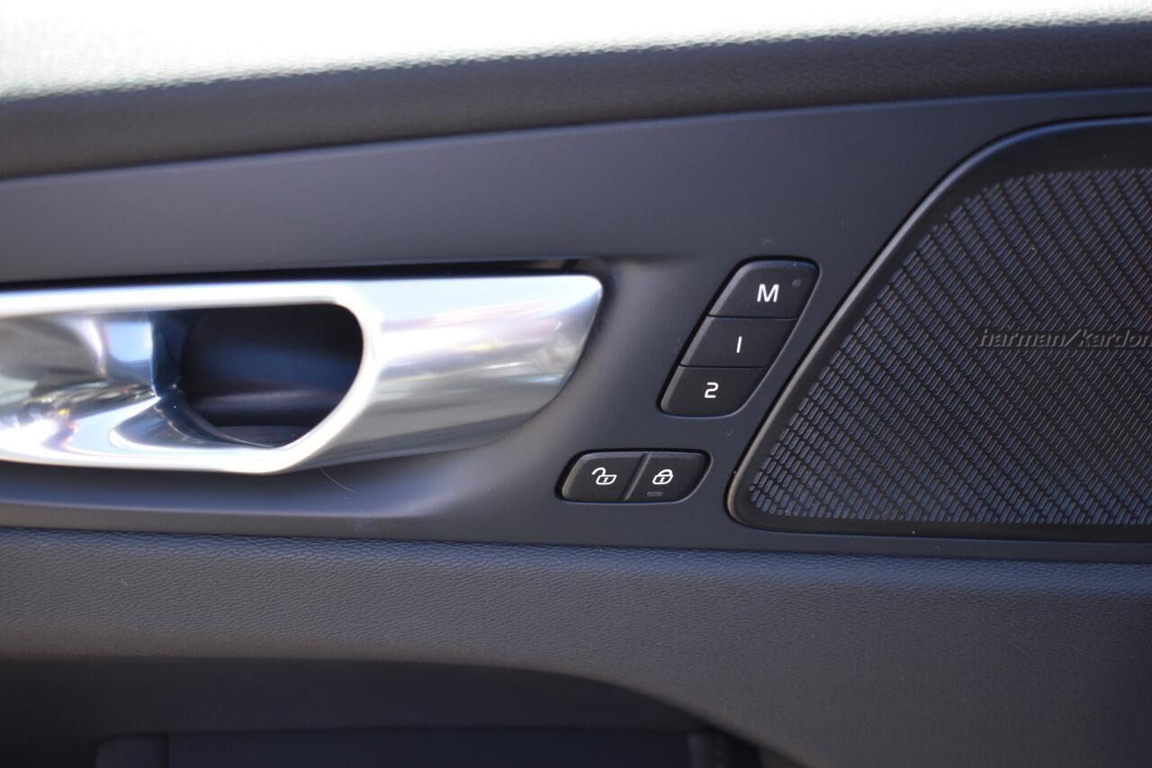 Volvo XC60 T8 AWD 455PK Plug-in hybrid Ultra Dark | Pano dak | Head Up Display | 360 Camera | ACC | Pilot Assist | Harman & Kardon | Keyless |