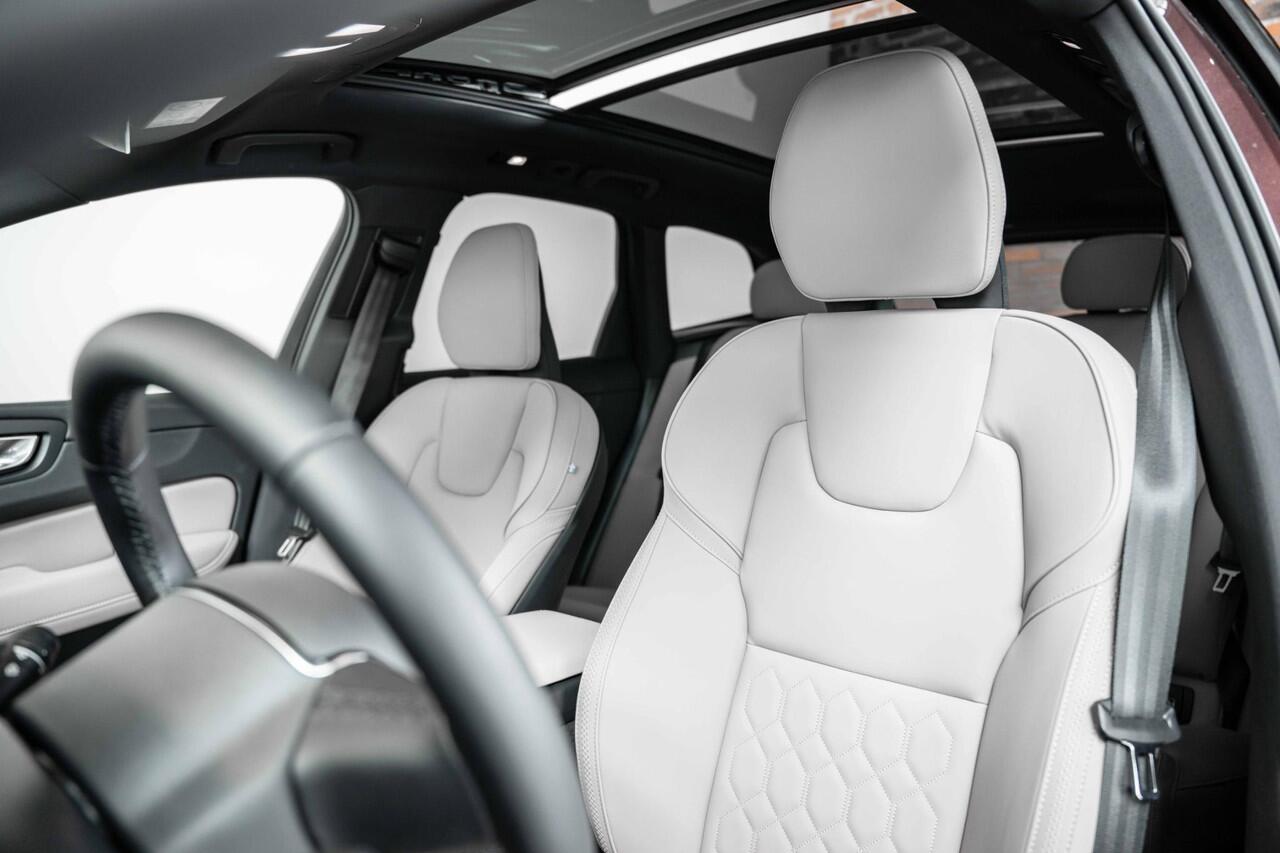 Volvo XC60 T6 Plug-in hybrid AWD Plus Dark | Panoramadak | Head-up display | Long range | Premium audio by Harman Kardon | 360° parkeercamera | Verwarmbare voorstoelen, achterbank en stuurwiel | Parkeersensoren voor + achter | Google infotainment | Parkeerverwarmin