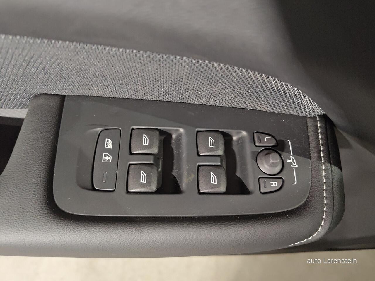 Volvo XC60 2.0 T6 350pk Plug-in hybrid AWD Ultra Black Edition Panoramadak / Head-Up / 360 / ACC / Navi / High Audio / Carplay / Winter Pack