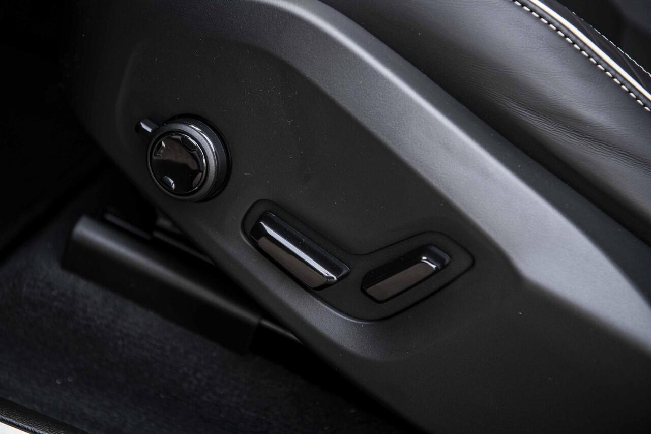 Volvo XC60 2.0 T6 Plug-in hybrid AWD Plus Black Edition | Panoramadak | Head-Up Display | Visual Park Assist | 22" | Luchtvering | Getint Glas | Adaptive Cruise |