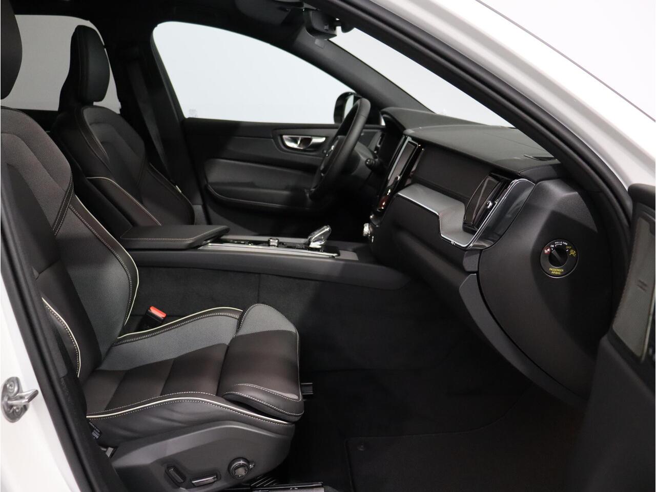 Volvo XC60 T6 AWD Plug-in hybrid Ultra Dark / Stoel+stuur+achterbankverwarming / Contourstoelen / Privacy glass / Elektr. bed. stoelen