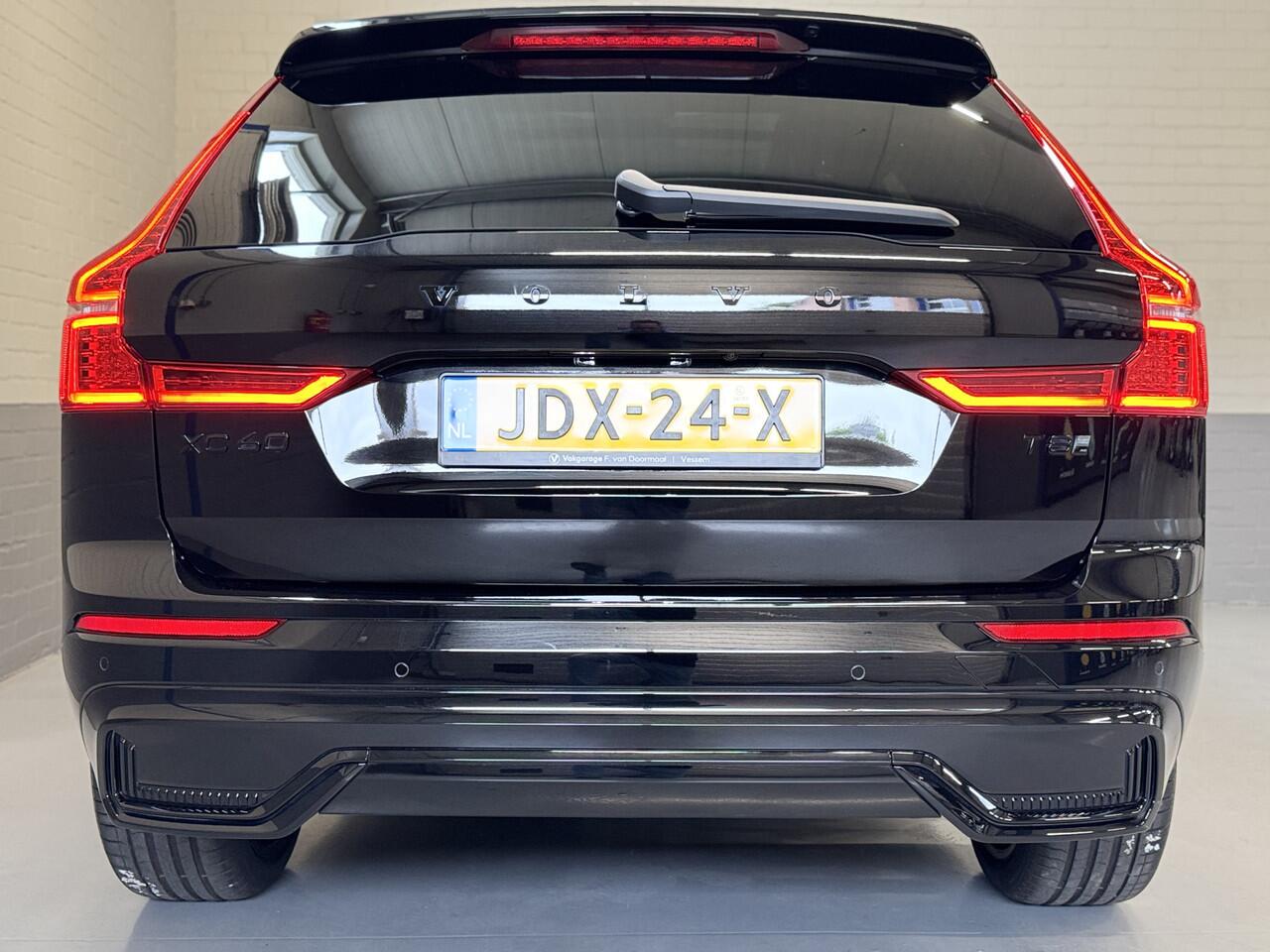 Volvo XC60 2.0 T8 Plug-in hybrid AWD Ultra Black Edition | Luchtvering | Bowers & Wilkins | Head Up | Trekhaak
