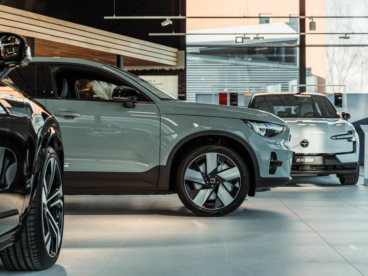 Volvo XC60 2.0 T6 Plug-in hybrid AWD Plus Dark Automaat / Panoramadak / Head-up display / 360* camera / 20" velgen / MY2026