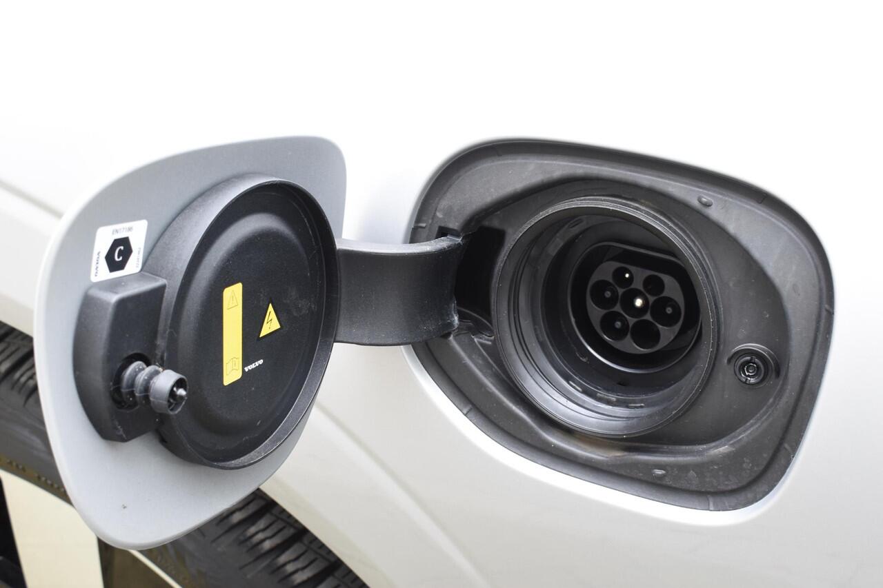 Volvo XC60 T6 350PK Automaat Plug-in Hybrid AWD Ultra Dark / Navigatie / Adaptieve Cruisecontrol / Head Up-Display / Panorama dak / Leder / Elektrische stoelen / 360 Camera / Trekhaak /