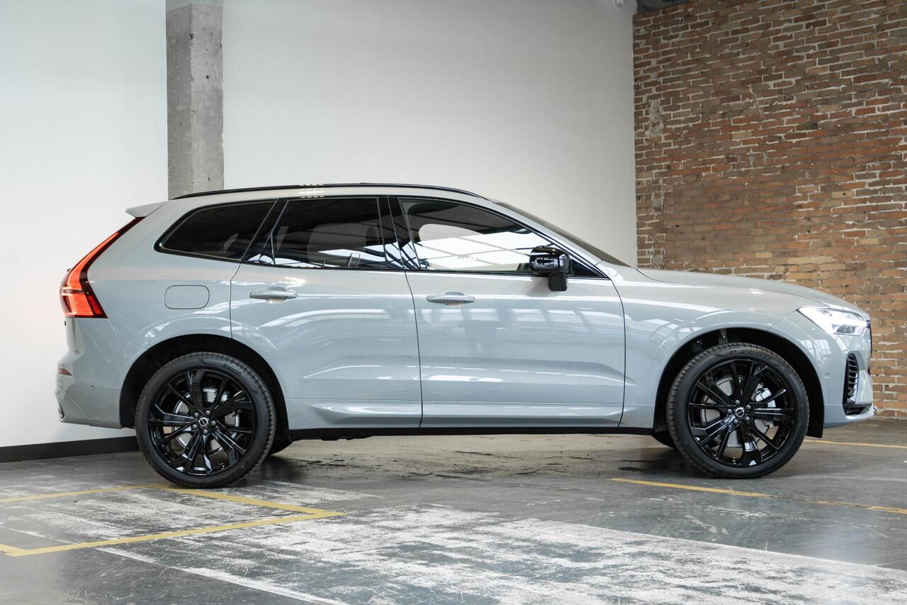 Volvo XC60 2.0 T6 Plug-in hybrid AWD Plus Black Edition | Verwacht Nov. 2025 | Luchtvering | 360º Camera | Schuif/Kantel-Panoramadak | Head-Up Display | 21" Lichtmetalen Wielen | Donkergetint Glas |