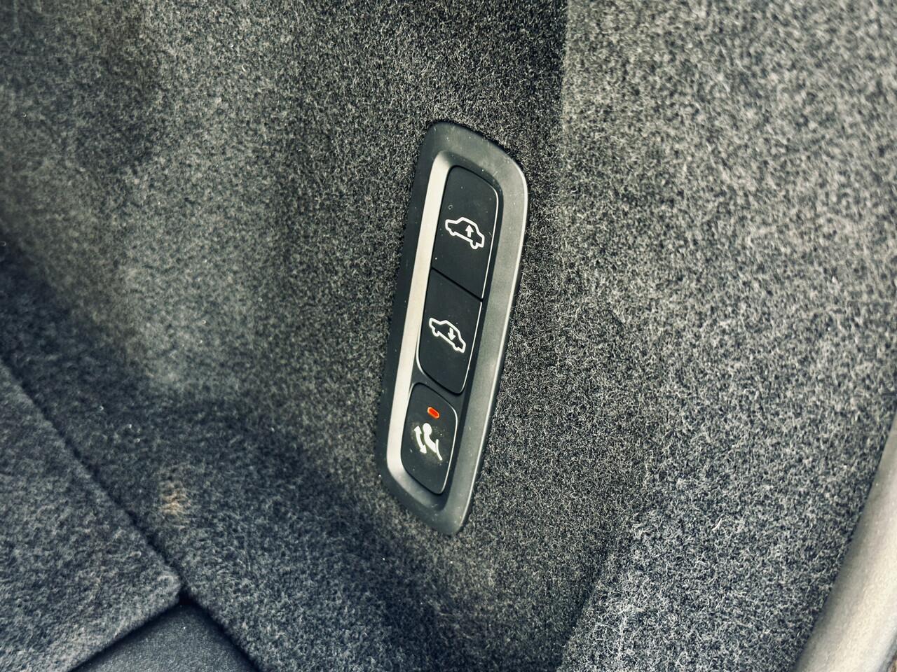 Volvo XC60 2.0 T8 Hybrid | AWD | Dark Label | Panodak | Stoelverw/ventilatie | Luchtvering | 21" | Adapt Cruise | Trekhaak | Leer | Inc. btw