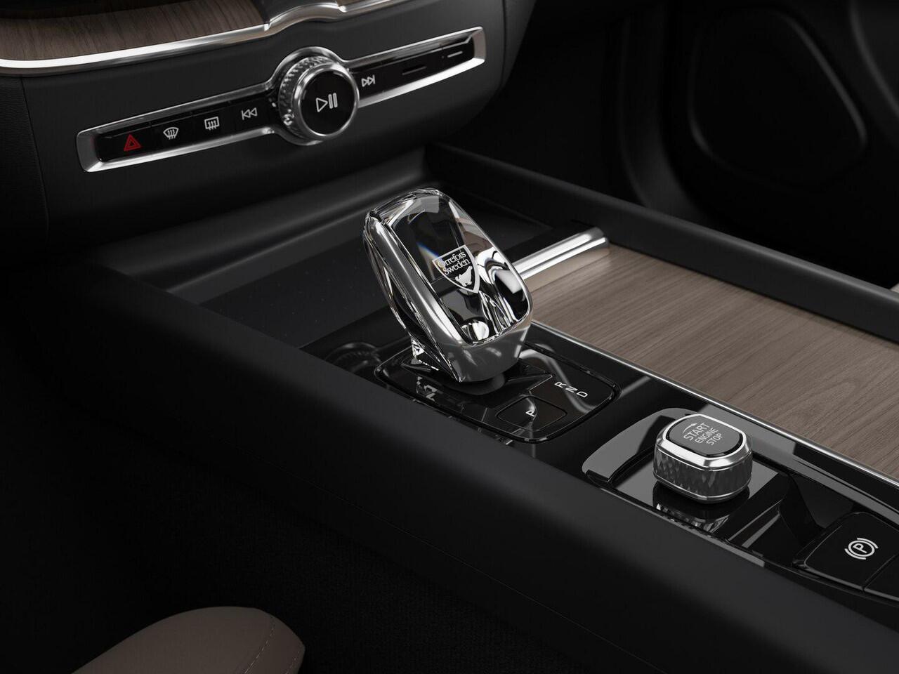 Volvo XC60 2.0 T6 Plug-in hybrid AWD Plus Dark 360 Camera / Head-up display / Harman Kardon audio / Panorama dak / stoel- en stuurverwarming / leer