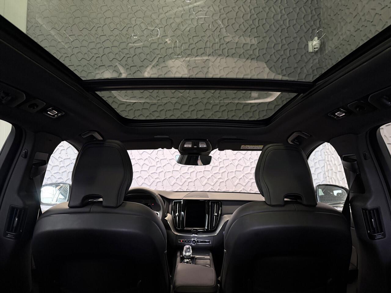 Volvo XC60 2.0 T6 350 PK PHEV AWD PLUS DARK + LONG RANGE PANO HARMAN-KARDON 360CAM ELEK.KLEP STUUR/STOEL VERW. Plug in Hybrid ? Top Auto's Wijchen , Altijd een Ruim aanbod van Volvo's i BUSINESS / CORE / BRIGHT / DARK / ULTRA DARK / PLUS DARK / BLACK EDITION / ES