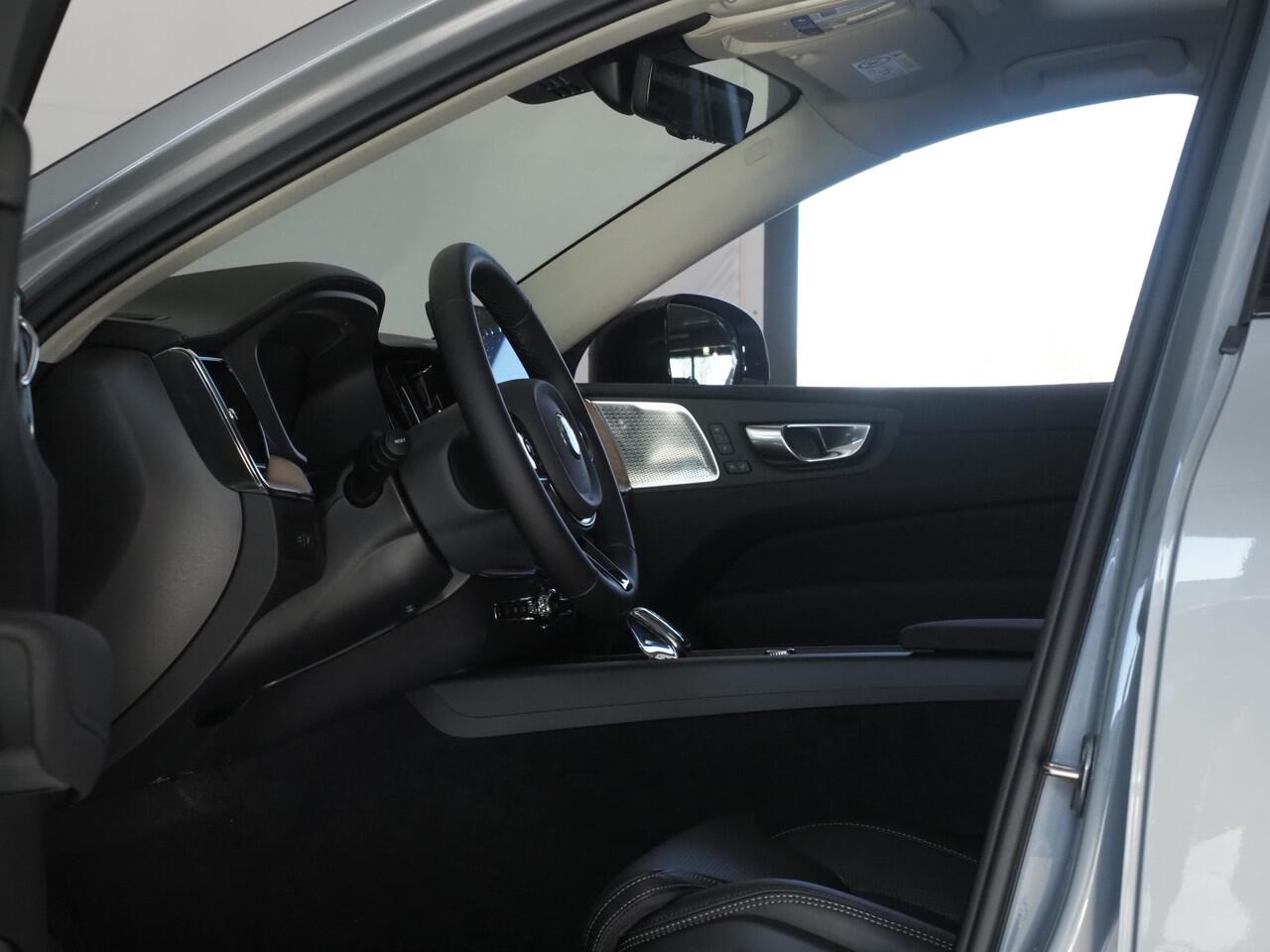 Volvo XC60 2.0 T6 Plug-in hybrid AWD Ultra Dark "Facelift" | Luchtvering | Bowers & Wilkins | Masage Stoelen | Stoelventilatie | Voorstoelen En Achterstoelen Verwarmd | Trekhaak (elektrisch uitklapbaar)