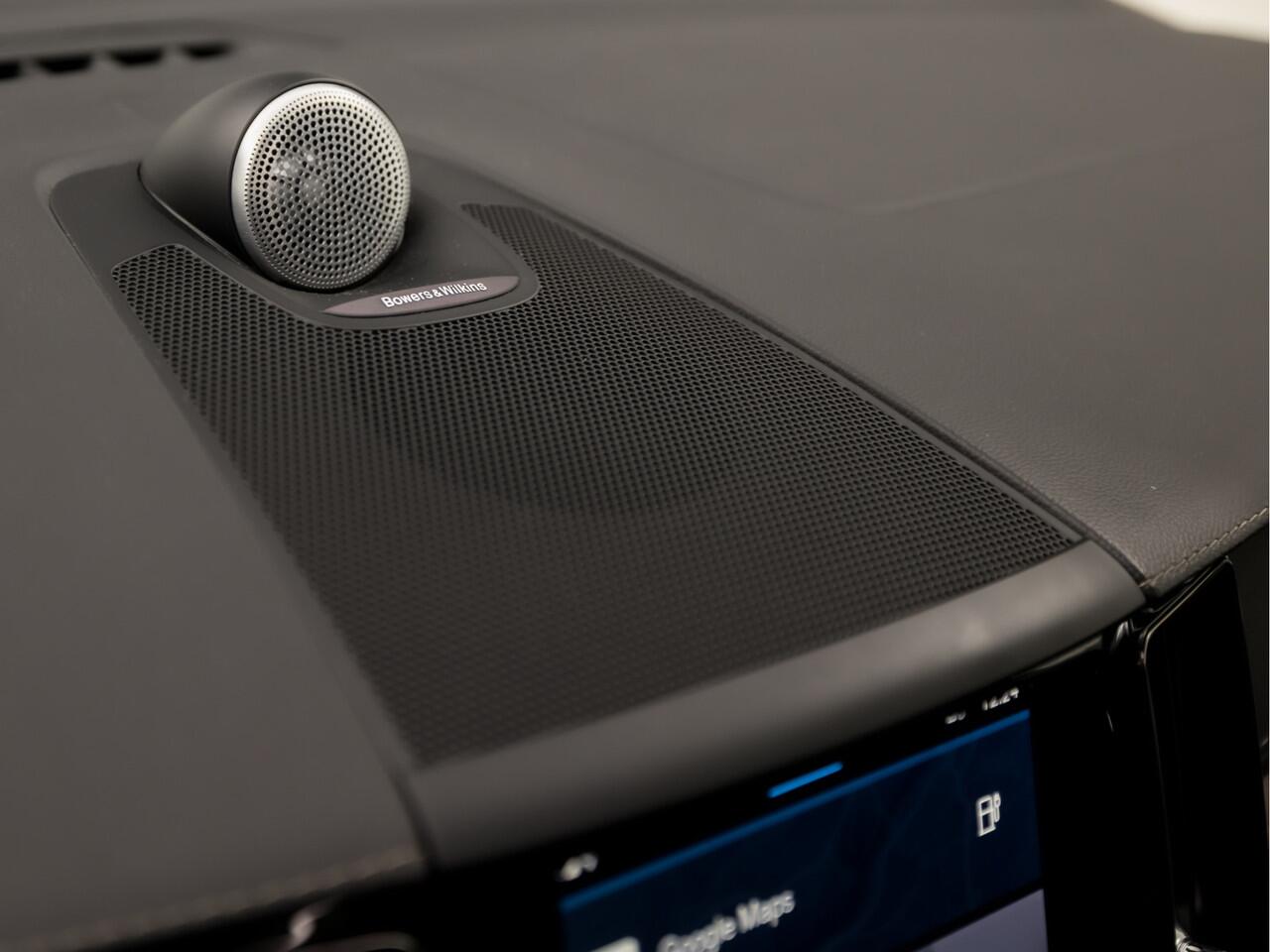 Volvo XC60 2.0 T8 Plug-in hybrid AWD Ultimate Dark 455Pk (LUCHTVERING, PANORAMADAK, BOWERS & WILKINS AUDIO, SURROUND CAMERA, STOELVERWARMING EN VENTILATIE, KEYLESS ENTRY, HEAD-UP DISPLAY, TREKHAAK ELEKTRISCH, NIEUWSTAAT)