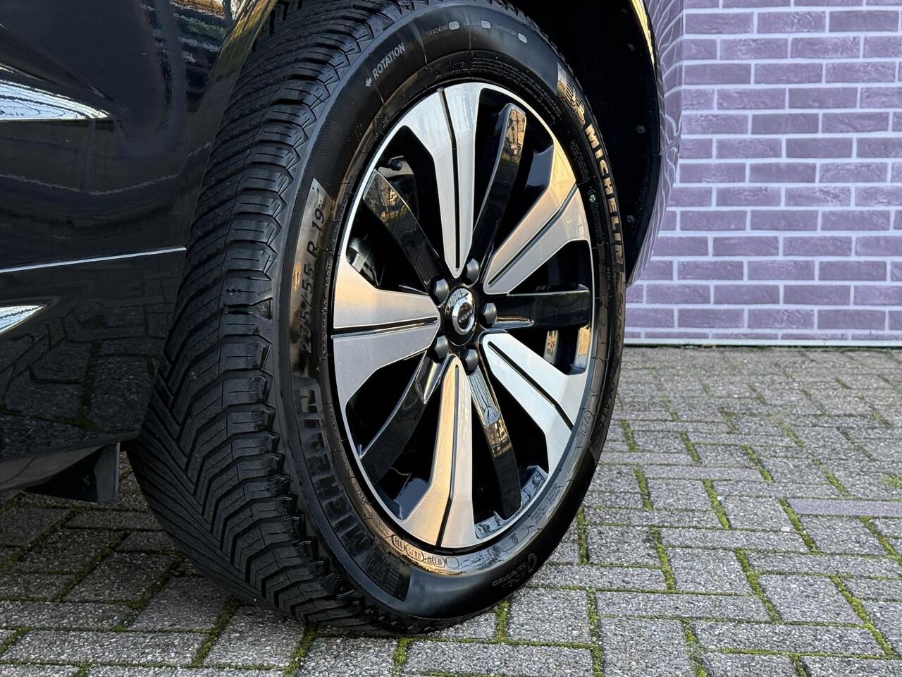 Volvo XC60 2.0 T6 Plug-in hybrid AWD Plus Dark | Adaptive cruise control | 360° camera | Trekhaak | Stoel- en stuurverwarming | Dode hoek detectie BLIS |