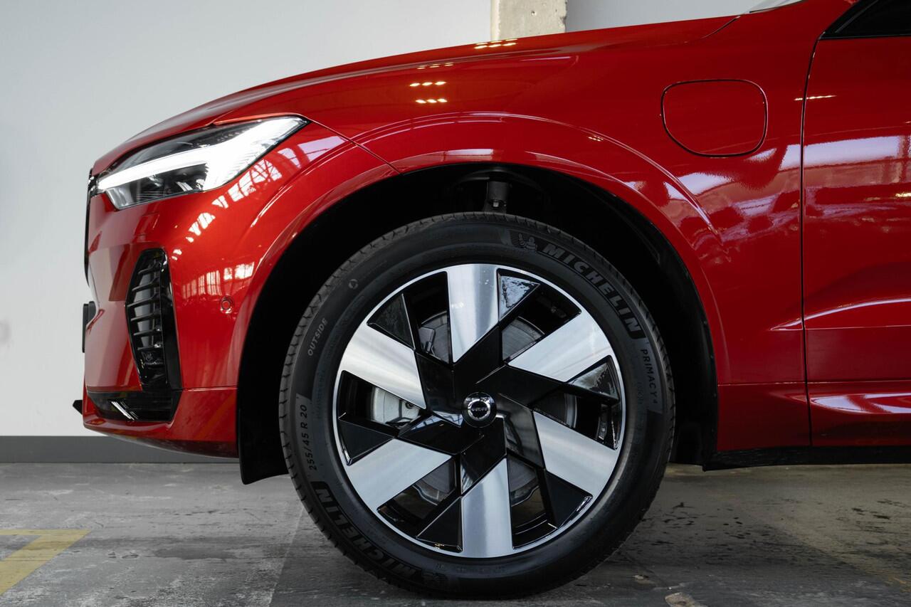 Volvo XC60 T6 Plug-in hybrid AWD Ultra Dark | Panoramadak | Semi Electrische Wegklapbar Trekhaak | 360° Parkeercamera | Stoelverwarming | Lederen Bekleding | Google Infotainment | Parkeersensoren voor + achter | Adaptive Cruise Control