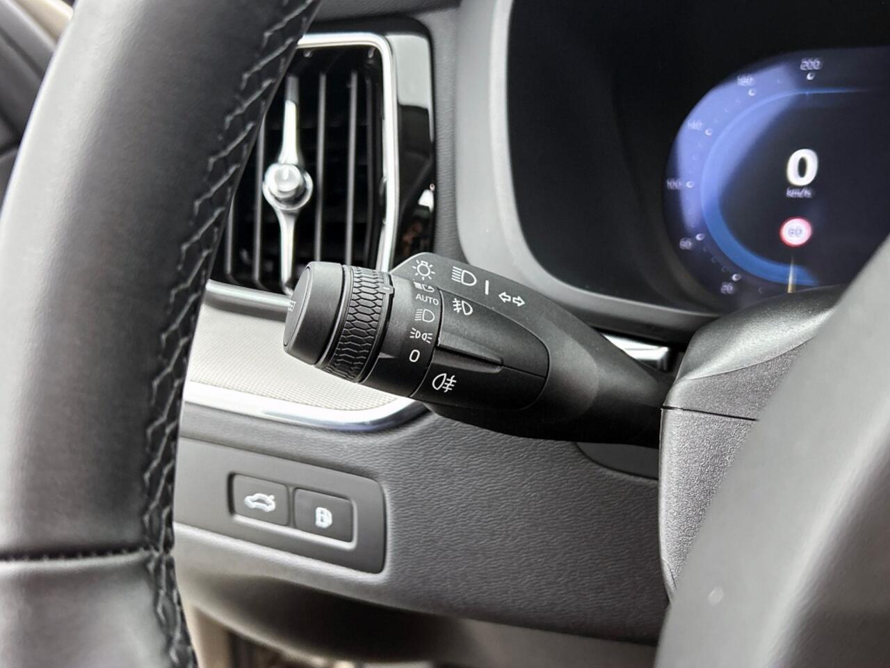 Volvo XC60 2.0 T6 AWD Plus Dark | Panorama dak | Trekhaak | Leder |