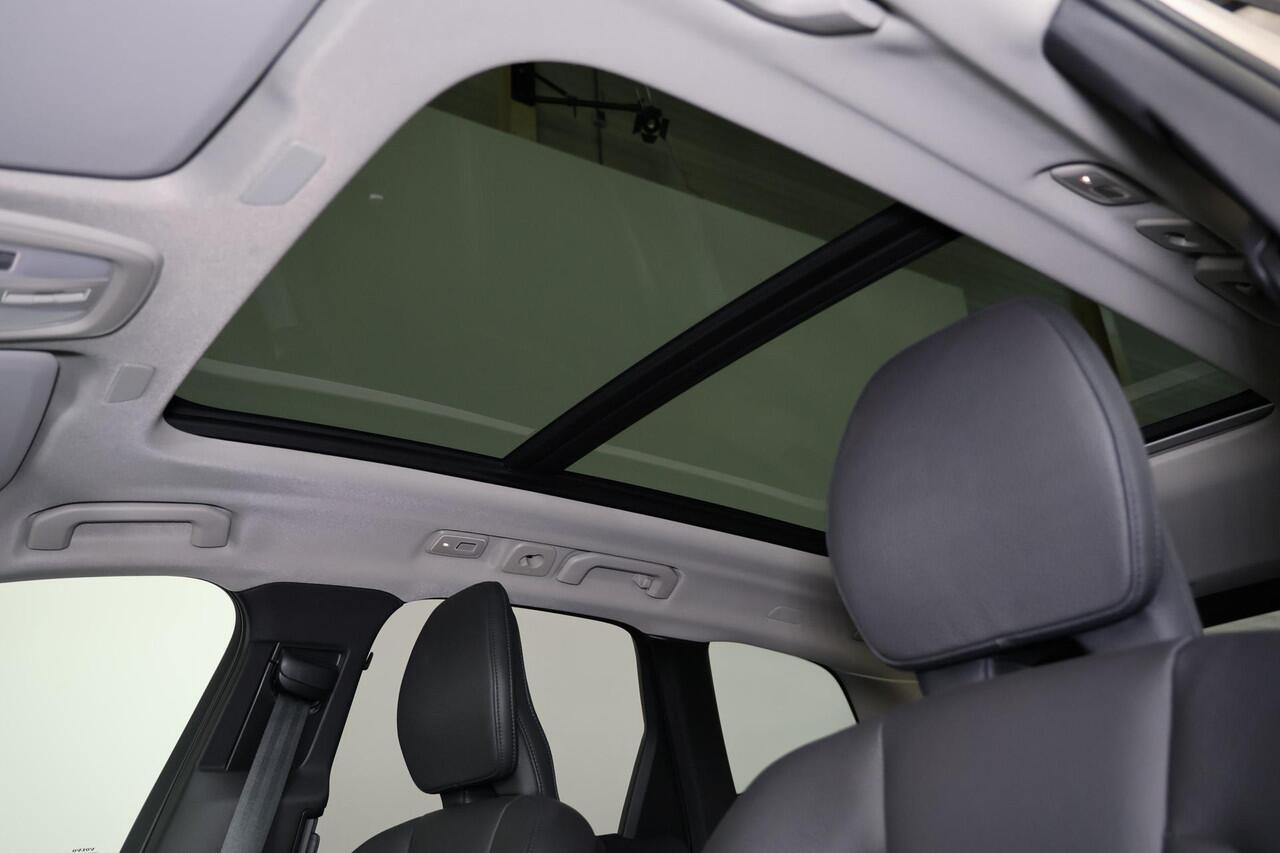 Volvo XC60 T6 Recharge AWD Plus Dark - Panorama/schuifdak - IntelliSafe Assist & Surround - 360º Camera - Harman/Kardon audio - Adaptieve LED koplampen - Verwarmde voorstoelen, stuur & achterbank - Parkeersensoren voor & achter - Elektr. bedienb. voorstoelen met geh