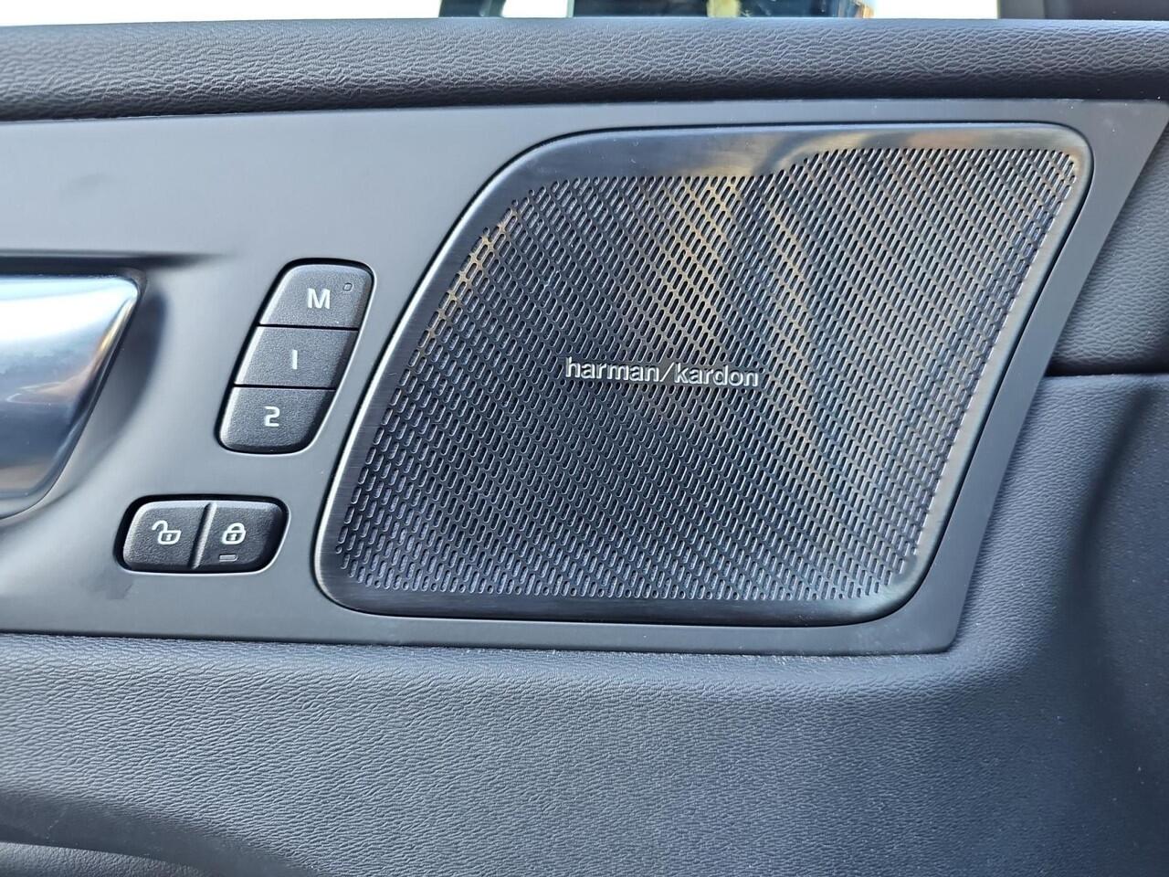 Volvo XC60 T8 Plug-in hybrid AWD Ultimate Dark | 360° camera | Harman Kardon |