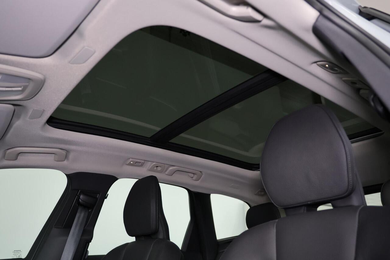 Volvo XC60 T6 Recharge AWD Ultra Dark - Luchtvering - Panorama/schuifdak - IntelliSafe Assist & Surround - 360º Camera - Harman/Kardon audio - Adaptieve LED koplampen - Verwarmde voorstoelen, stuur & achterbank - Parkeersensoren voor & achter - Elektr. bedienb. voor