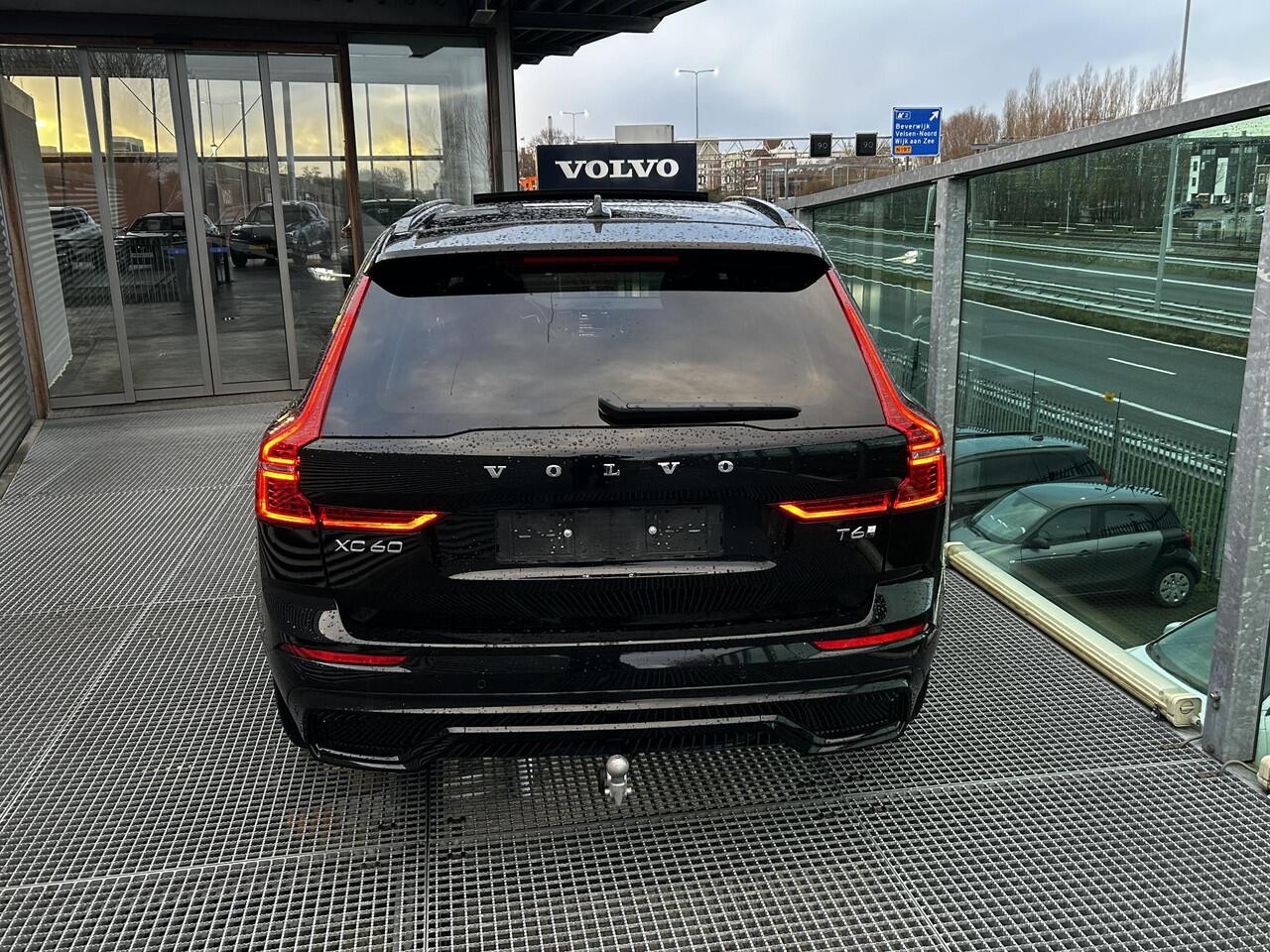 Volvo XC60 Plus T6 AWD Panoramadak, Electr. verstelbare stoelen, Verwarmde stoelen + stuurwiel, Harman-Kardon premium audio, 21 inch lichtmetalen velgen, Trekhaak semi electrisch