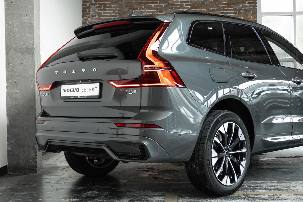 Volvo XC60 T6 Plug-in hybrid AWD Plus Dark | Harman Kardon Premium Audio | Blond Lederen Bekleding | Nieuw Model | 20'' Lichtmetalen Velgen | Head-Up Display | Panoramadak | 360° Parkeercamera | Parkeersensoren voor + achter