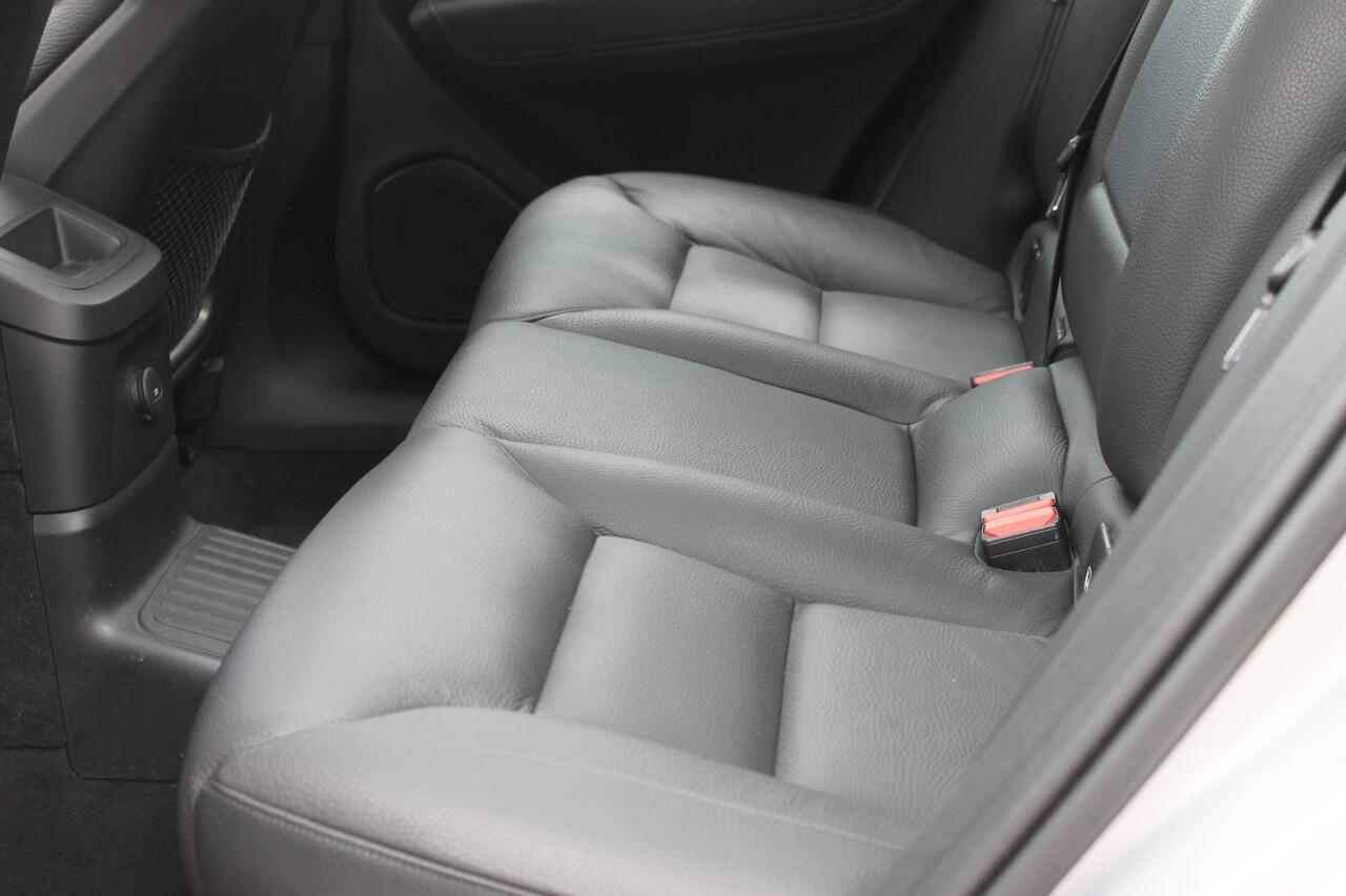 Volvo XC60 T6 350PK Long Range Plug-in hybrid AWD Plus Bright Panoramisch schuif-kanteldak / Google infotainment / Lederen bekleding / Parkeersensoren voor en achter met parkeercamera / Road Sign information / Cruise Control