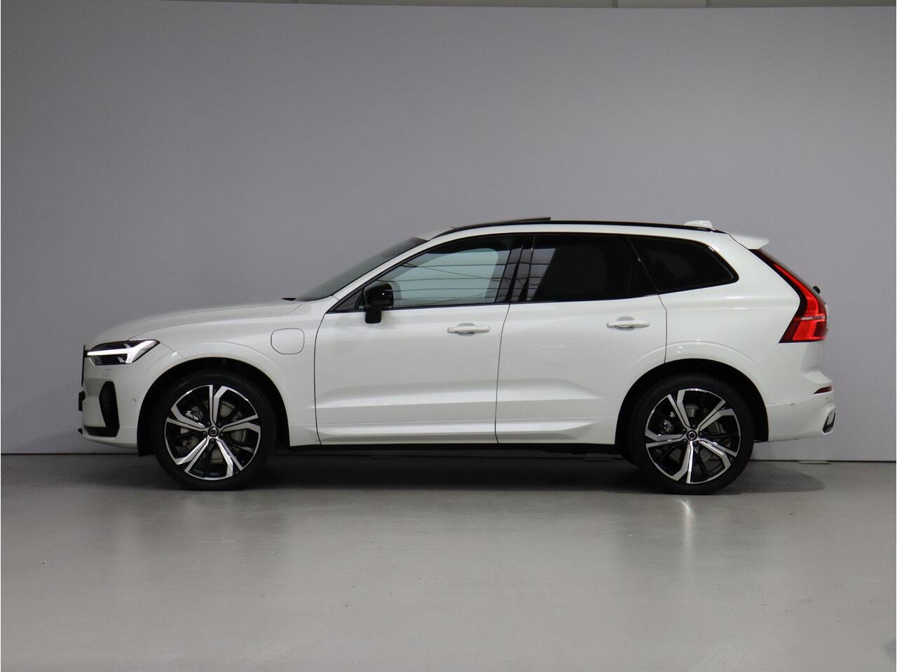 Volvo XC60 T6 AWD Plug-in hybrid Ultra Dark / Stoel+stuur+achterbankverwarming / Contourstoelen / Privacy glass / Elektr. bed. stoelen