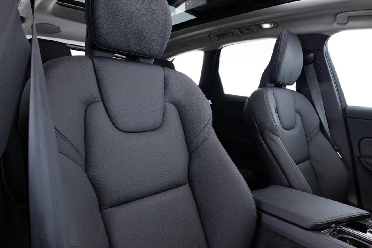 Volvo XC60 2.0 T8 Plug-in hybrid AWD Ultra Dark | LUCHTVERING | PANORAMADAK ? 1e Eigenaar