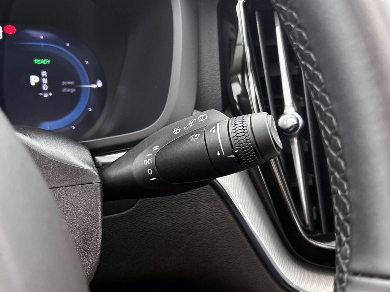 Volvo XC60 2.0 T6 AWD Plus Dark | Panorama dak | Trekhaak | Leder |