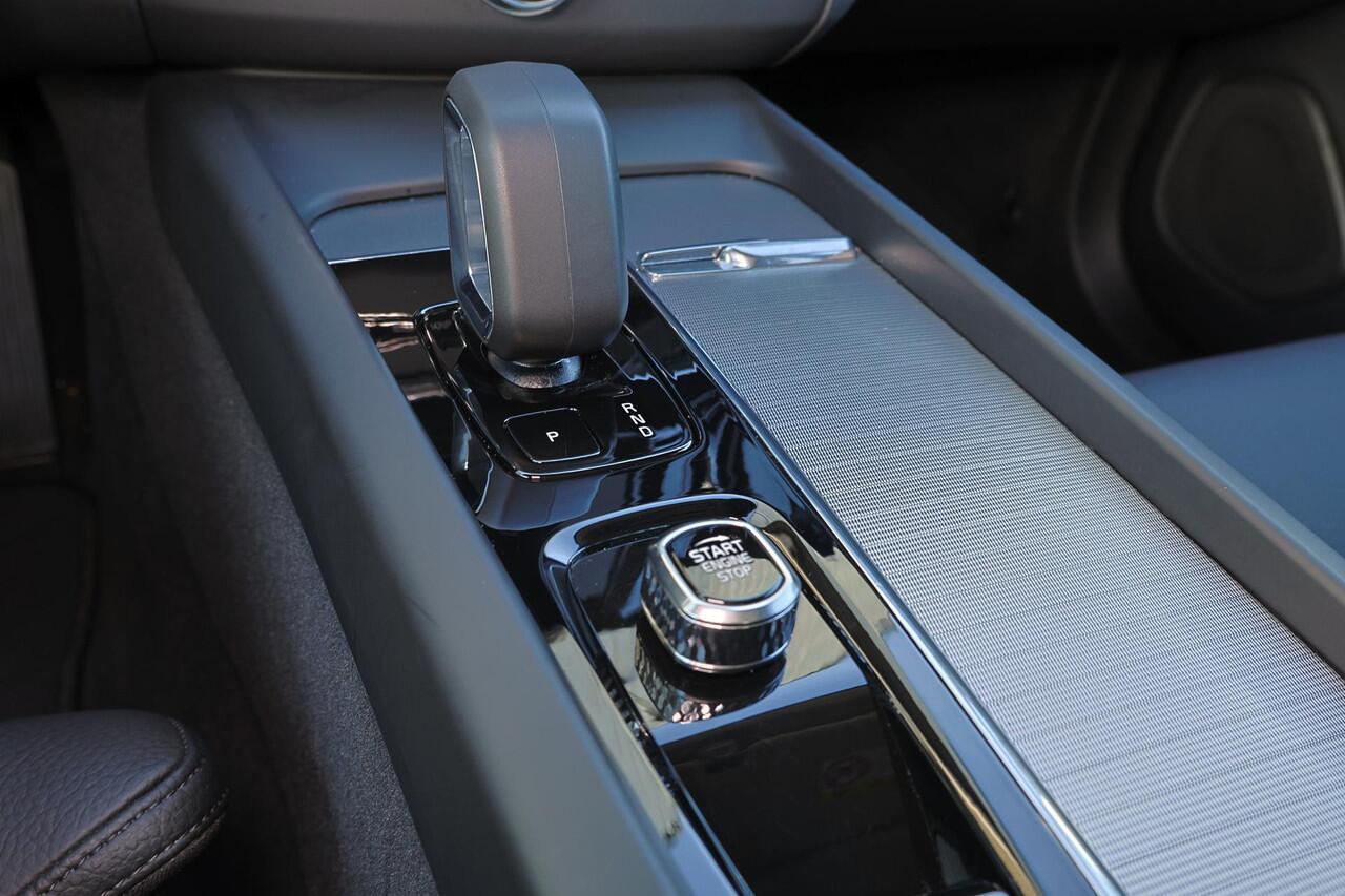 Volvo XC60 T6 Recharge AWD Plus Dark - Panorama/schuifdak - IntelliSafe Assist & Surround - 360º Camera - Harman/Kardon audio - Adaptieve LED koplampen - Verwarmde voorstoelen, stuur & achterbank - Parkeersensoren voor & achter - Elektr. bedienb. voorstoelen met geh