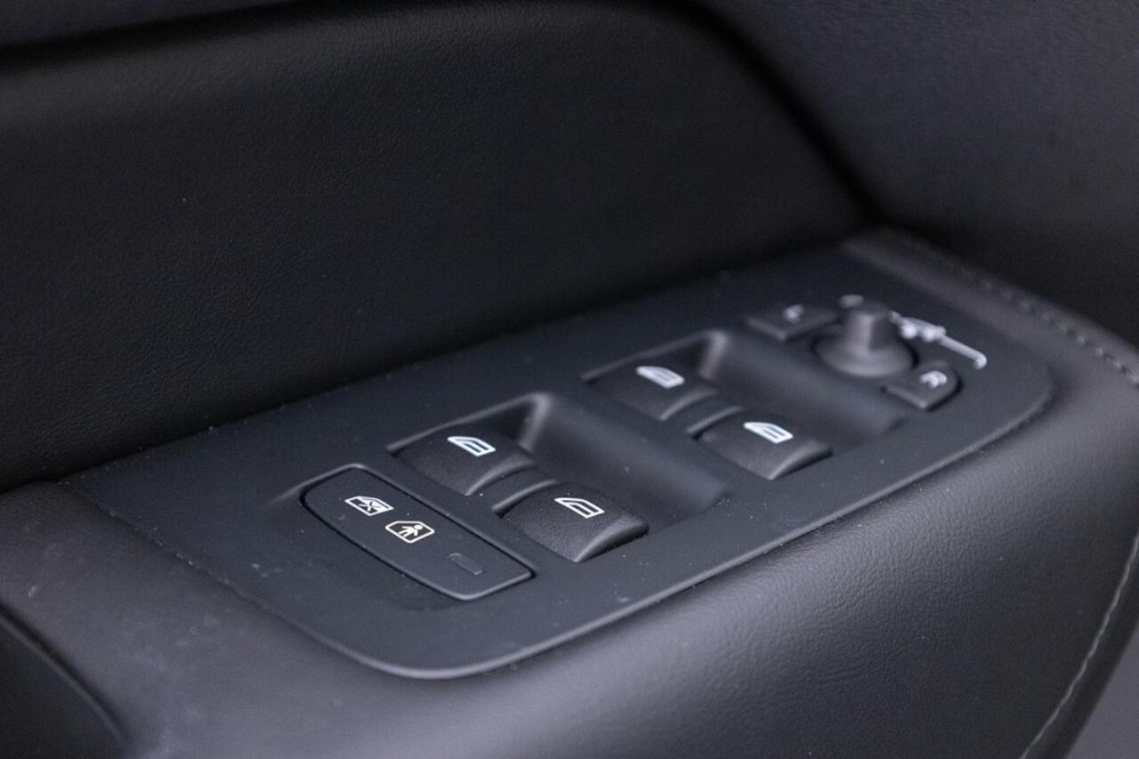 Volvo XC60 2.0 T8 Plug-in hybrid AWD Ultra Dark | LUCHTVERING ? 1e Eigenaar