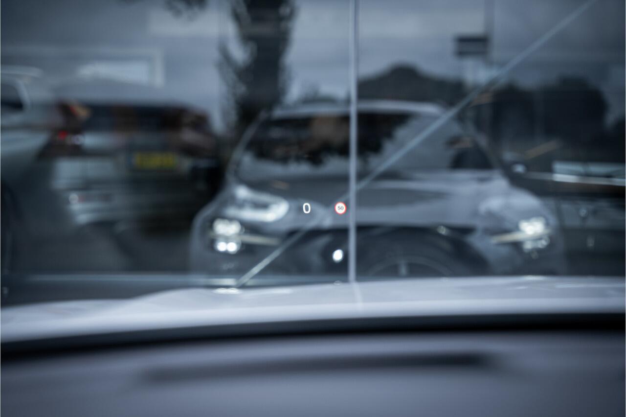 Volvo XC60 2.0 T6 Recharge AWD R-Design ** Luchtvering ** Panodak ** 360 HUD ** Trekhaak