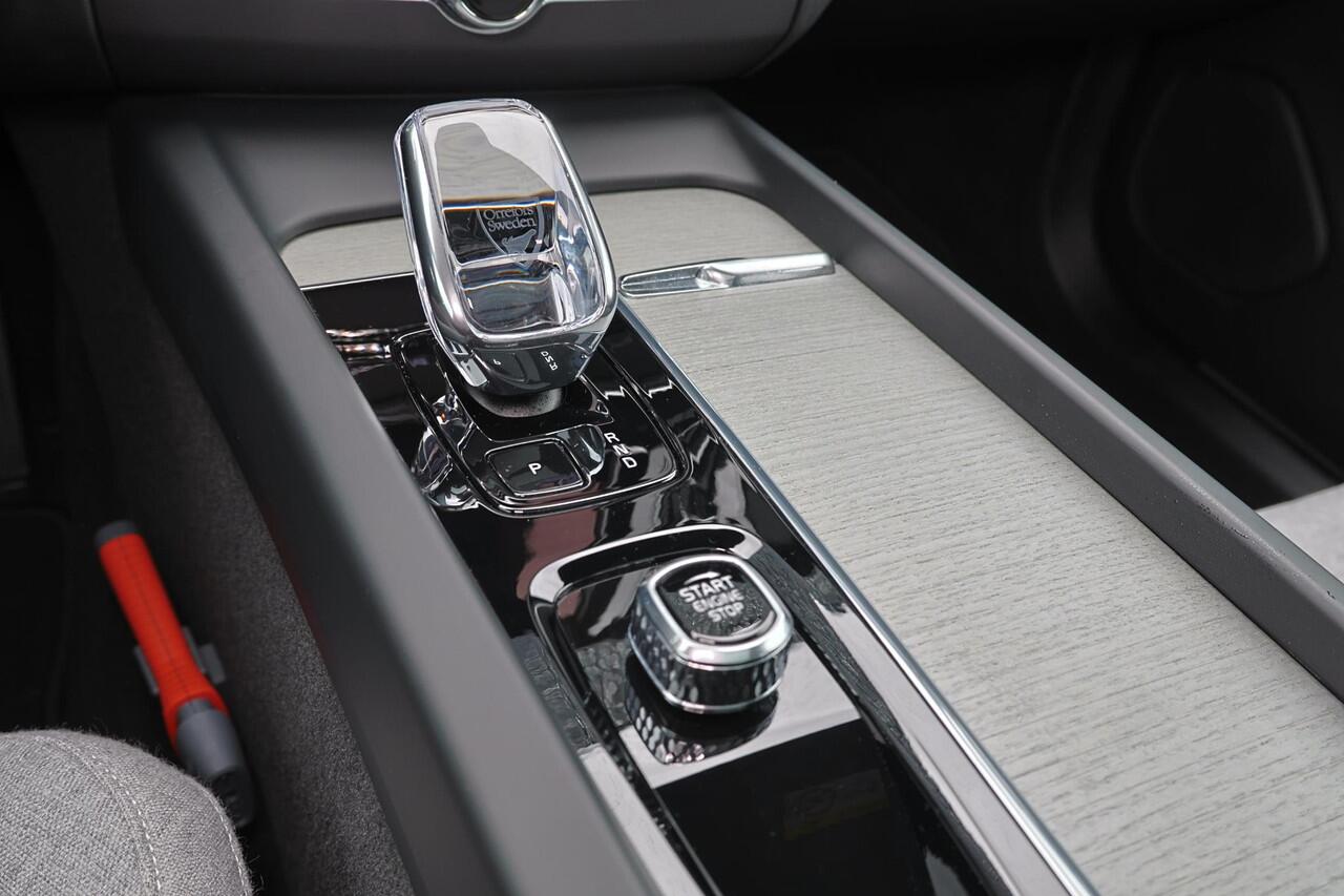 Volvo XC60 T8 Recharge AWD Ultra Dark - Luchtvering - B&W Audio - Panorama/schuifdak - IntelliSafe Assist & Surround - 360º Camera - Adaptieve LED koplampen - Verwarmde voorstoelen, stuur & achterbank - Parkeersensoren voor & achter - Elektr. bedienb. voorstoelen me